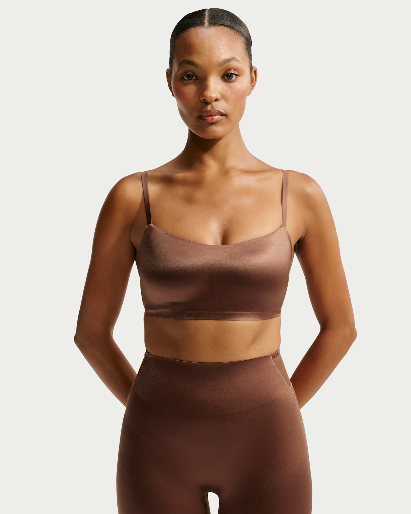 Женский бюстгальтер NikeSKIMS Satin Shine Scoop Cami, цвет: Коричневый — фото 8