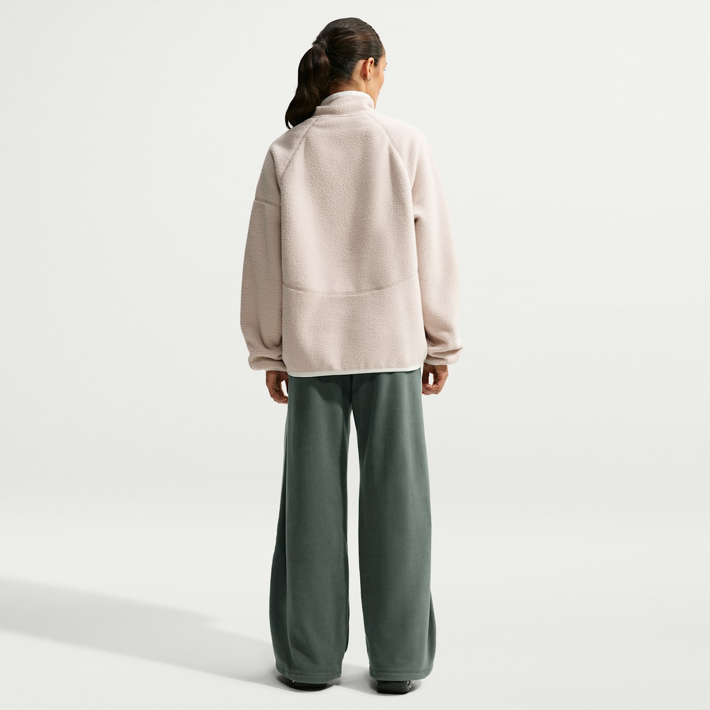 Женские брюки Nike Sportswear Therma-FIT со средней посадкой и открытым низом, цвет: Камуфляжный зелёный / Кремовый — фото 5
