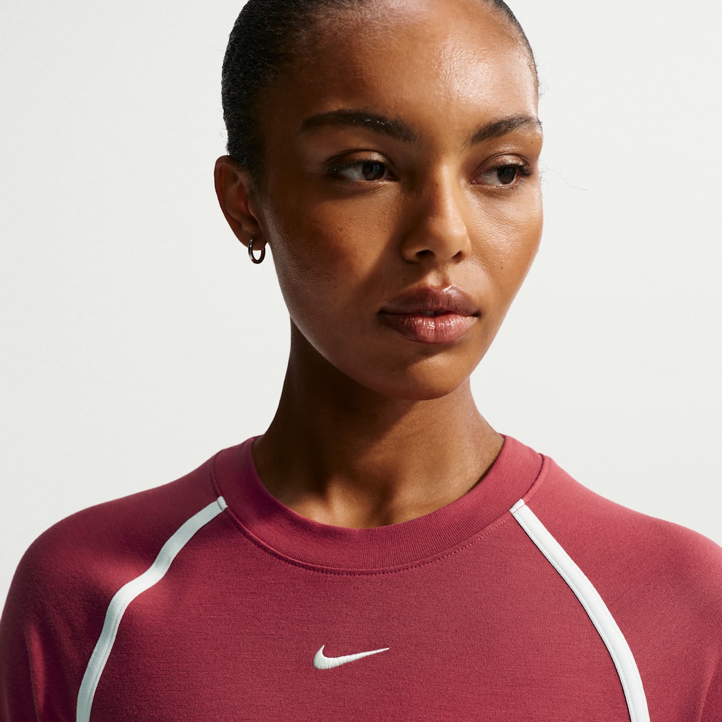 Женский облегающий укороченный топ Nike Sportswear с длинным рукавом, цвет: Малиновый / Меловой — фото 3