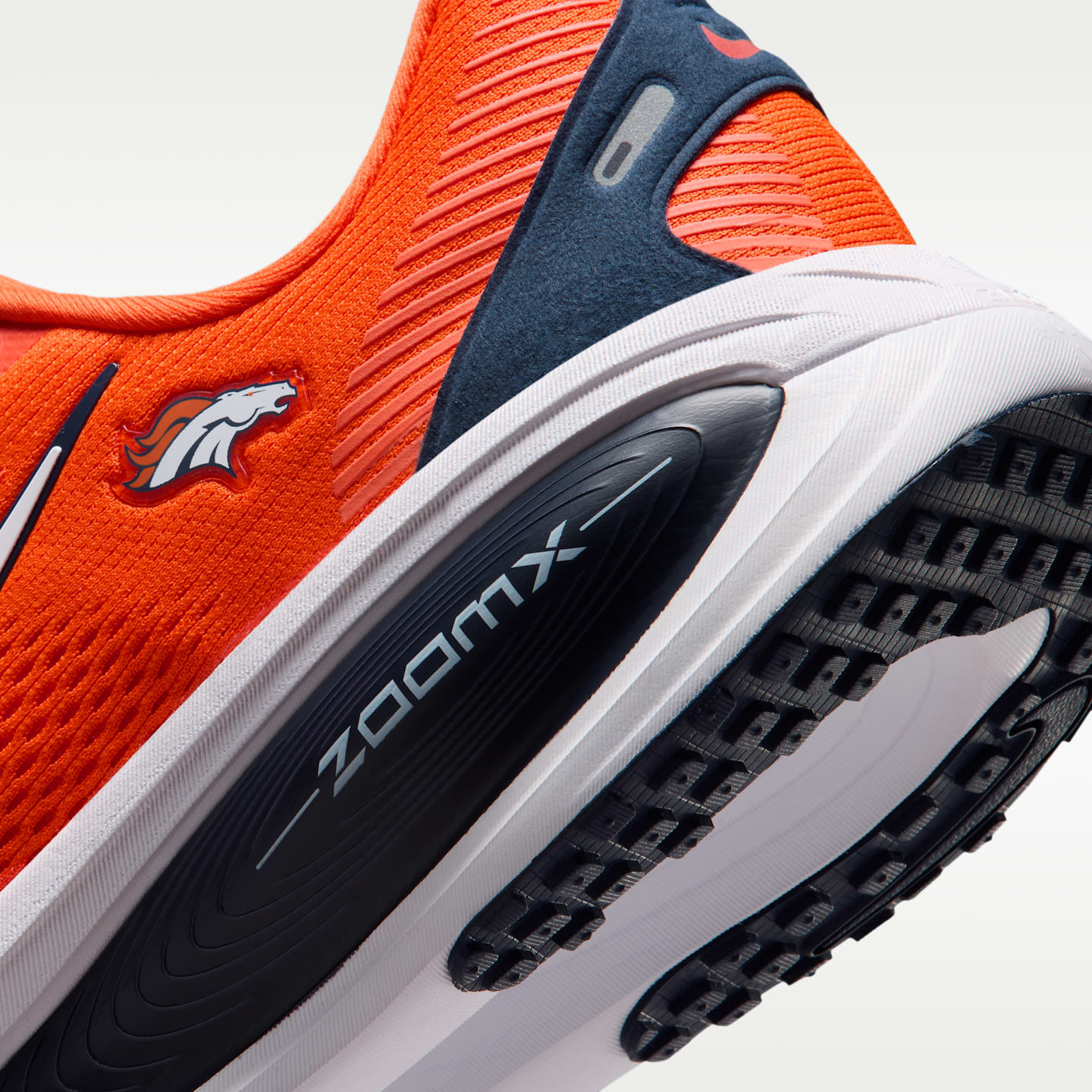 Мужские кроссовки Nike Vomero 18 (Denver Broncos) NFL Road Running, цвет: Оранжевый / Тёмно-синий — фото 8