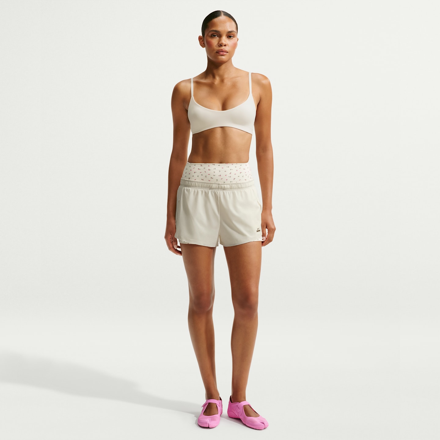 Женские беговые шорты NikeSKIMS Stretch Nylon из эластичного нейлона, цвет: Слоновая кость — фото 1