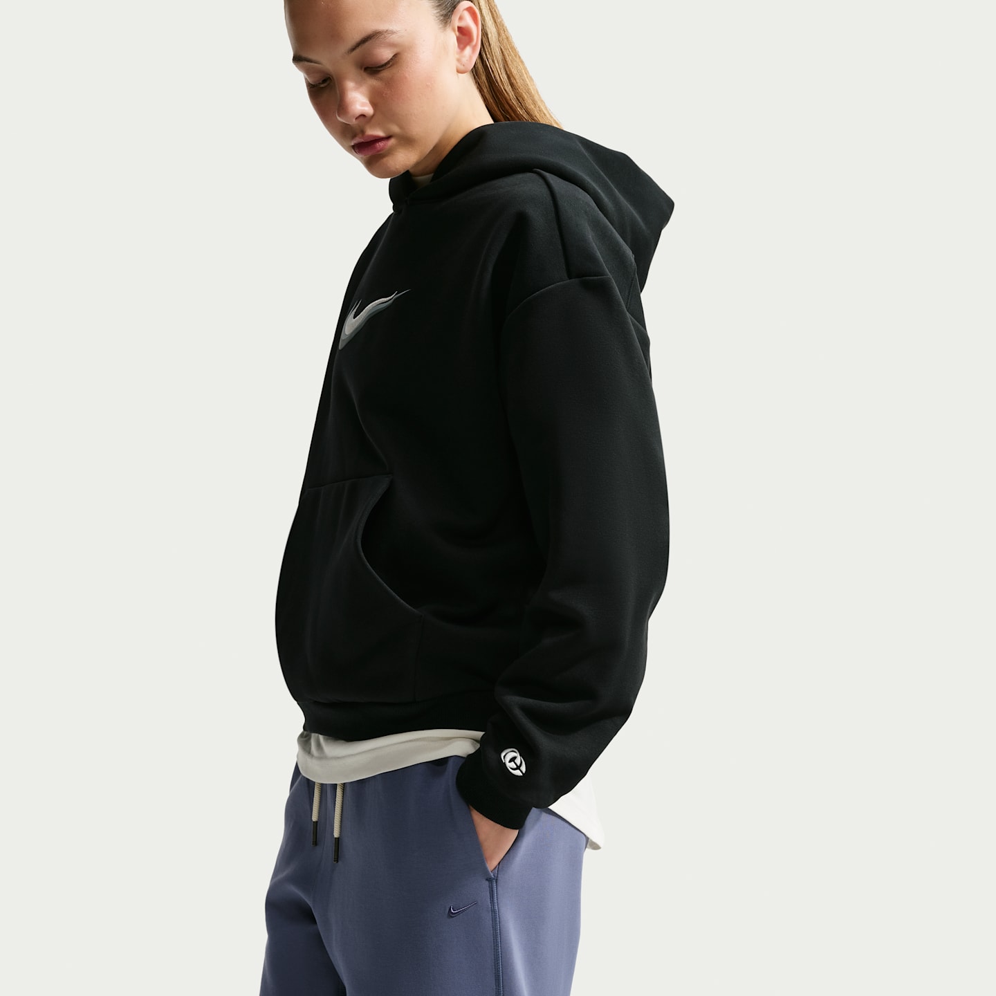 Женское баскетбольное худи Nike Caitlin Clark Standard Issue Dri-FIT, цвет: Чёрный / Бледная слоновая кость — фото 3