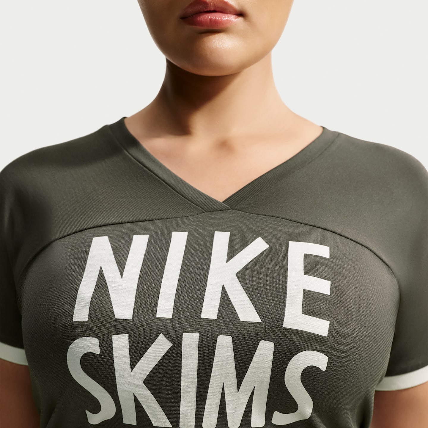 Женский топ NikeSKIMS Stretch Knit V-Neck Short-Sleeve, цвет: Экрю — фото 12