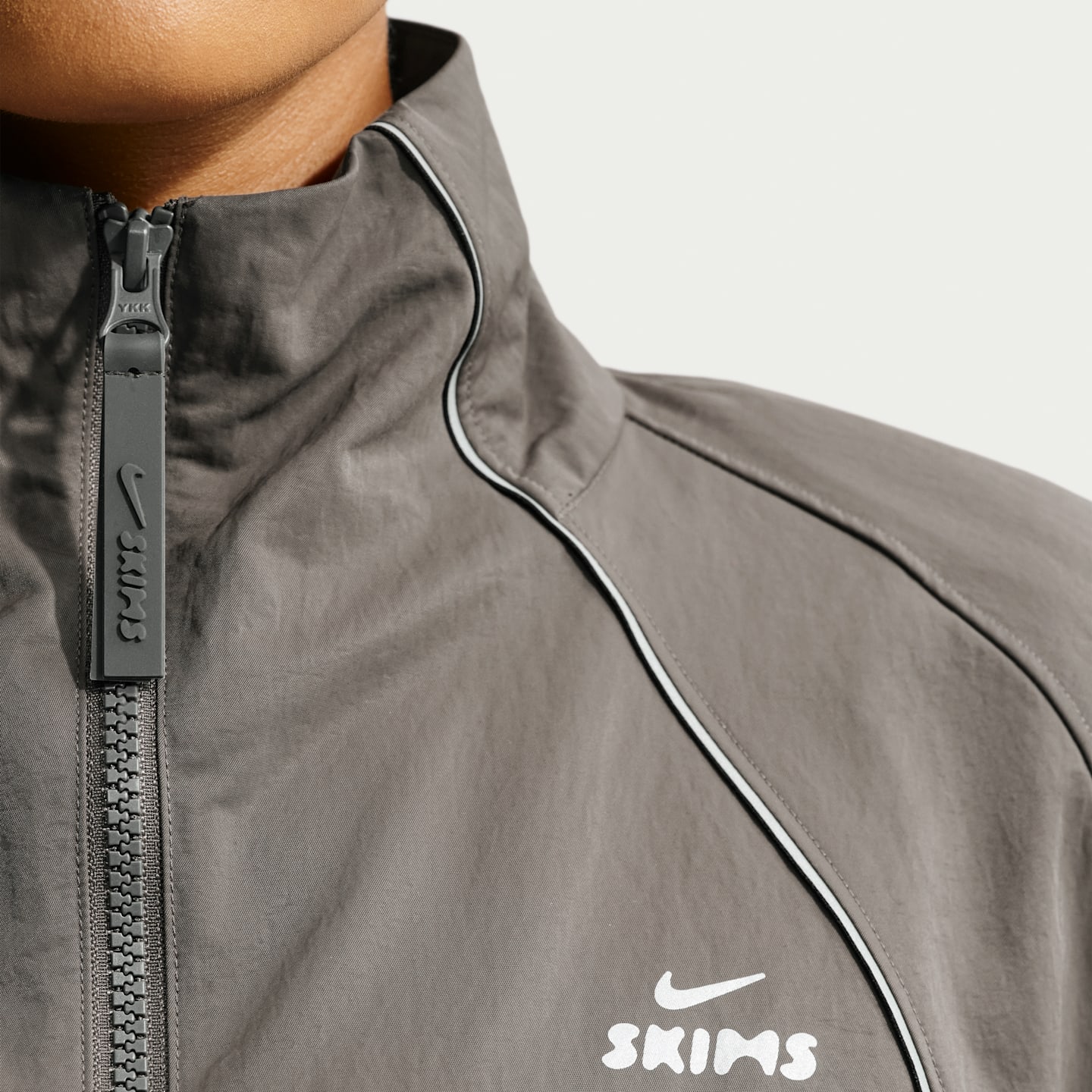 Женская куртка NikeSKIMS Crunchy Nylon Cropped, цвет: Nskm Boulder — фото 6