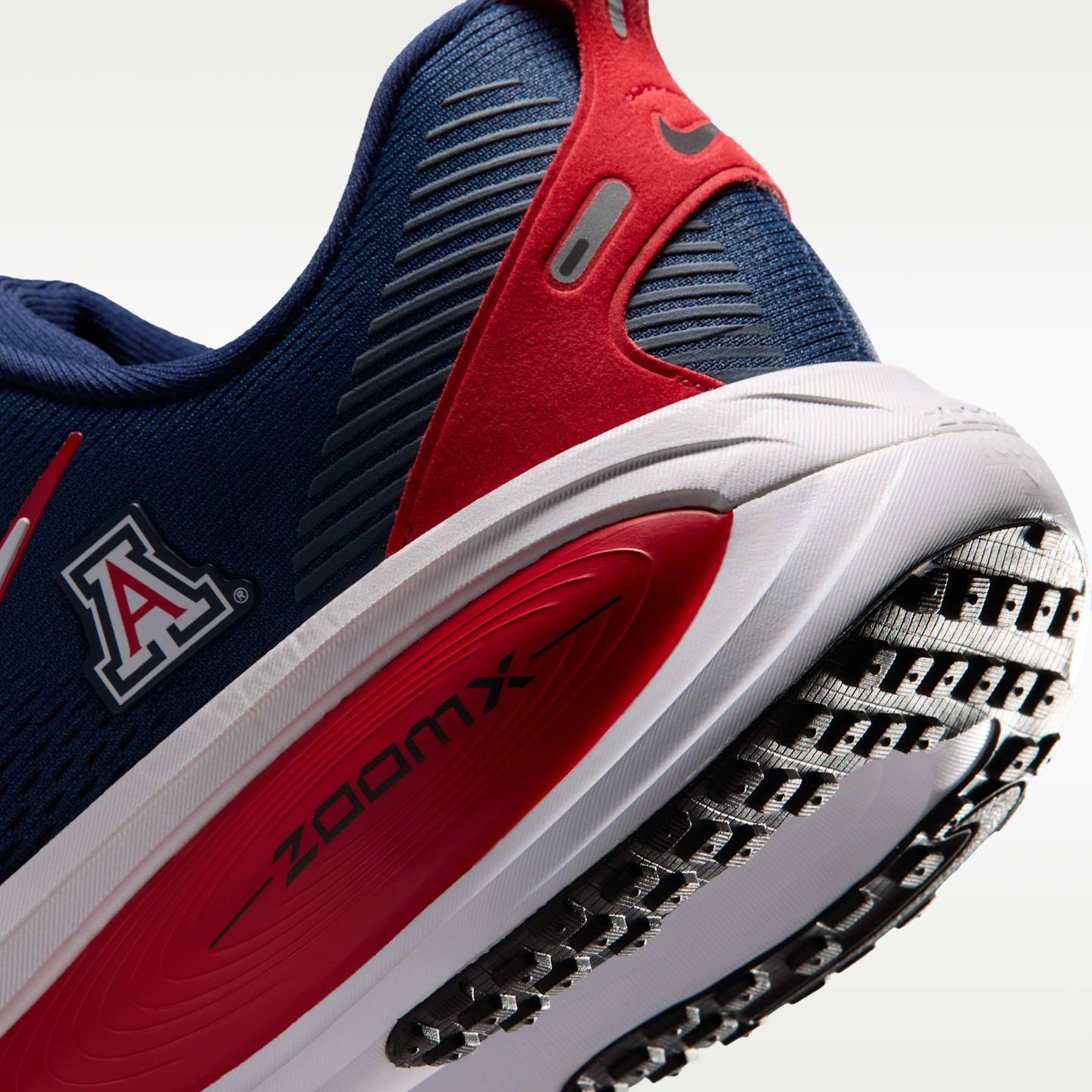 Мужские кроссовки Nike College Vomero 18 (Arizona) Road Running, цвет: Тёмно-синий / Красный — фото 8