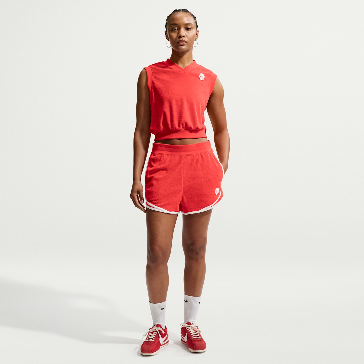 Женские шорты Nike Sportswear Chill Terry со средней посадкой, цвет: Малиновый / Молочный