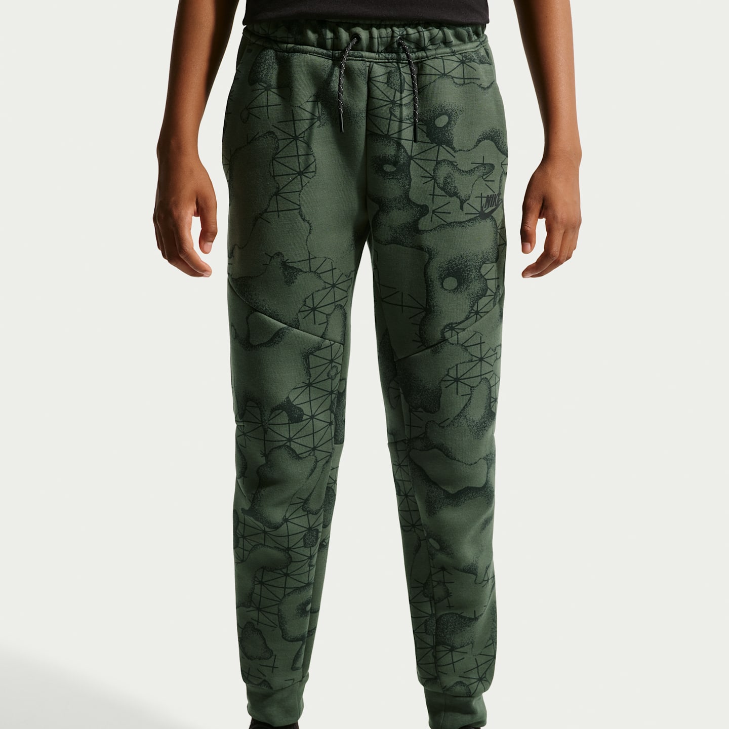 Брюки Nike Tech Fleece Joggers для мальчиков, цвет: Камуфляжный зелёный / Чёрный — фото 2