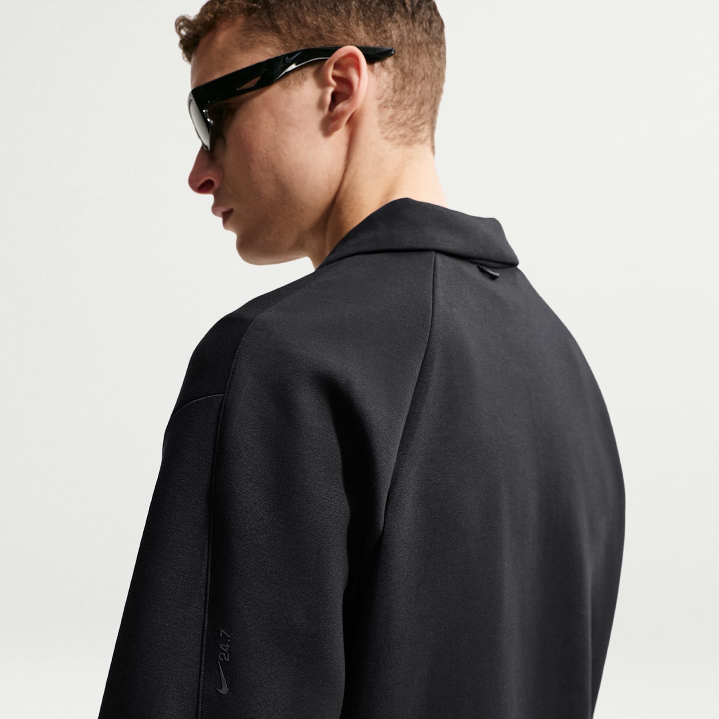 Мужская рубашка-поло на молнии 1/4 Nike 24.7 ImpossiblySoft Dri-FIT, цвет: Чёрный / Серый — фото 2