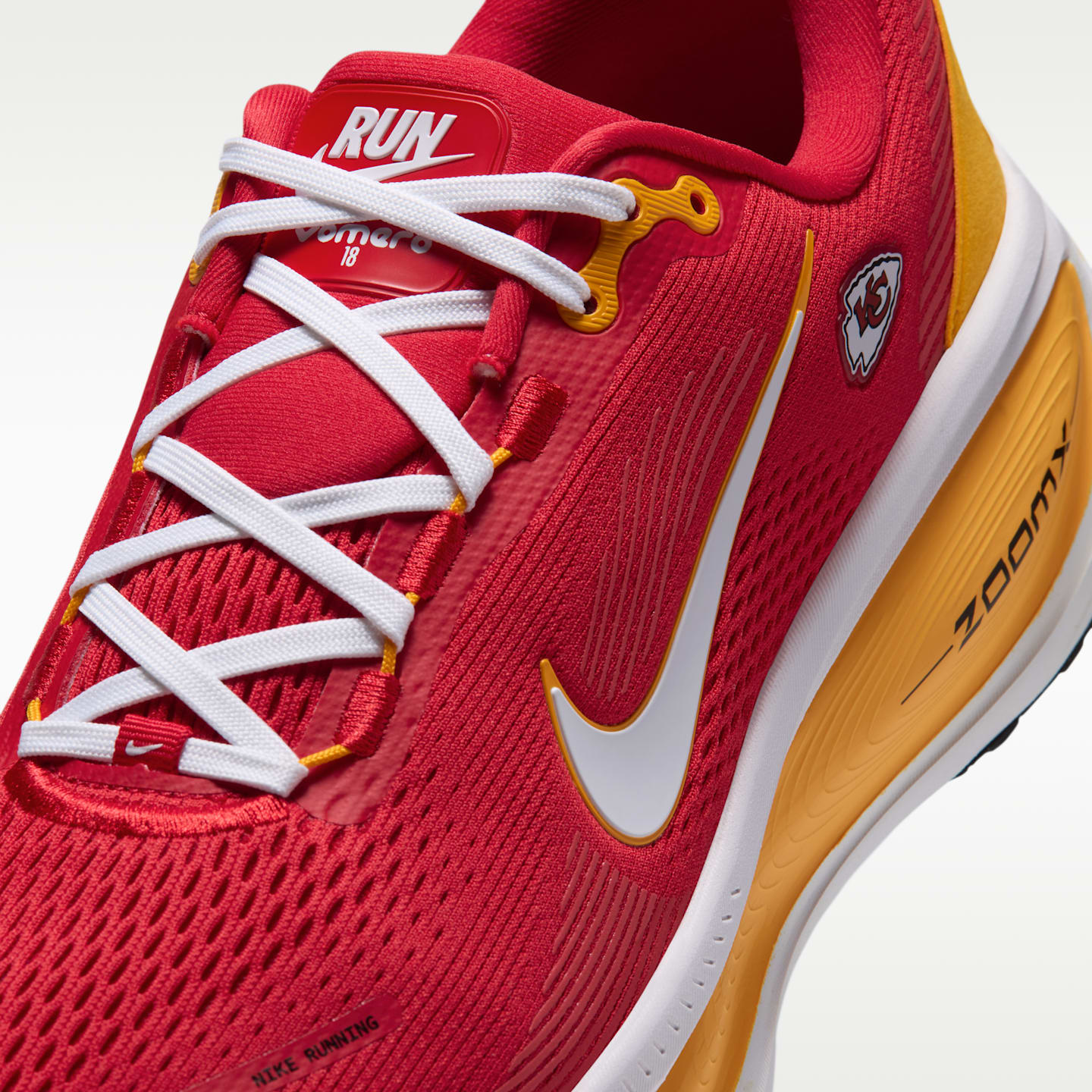 Мужские кроссовки Nike Vomero 18 (Kansas City Chiefs) NFL Road Running, цвет: Красный / Золотой — фото 7