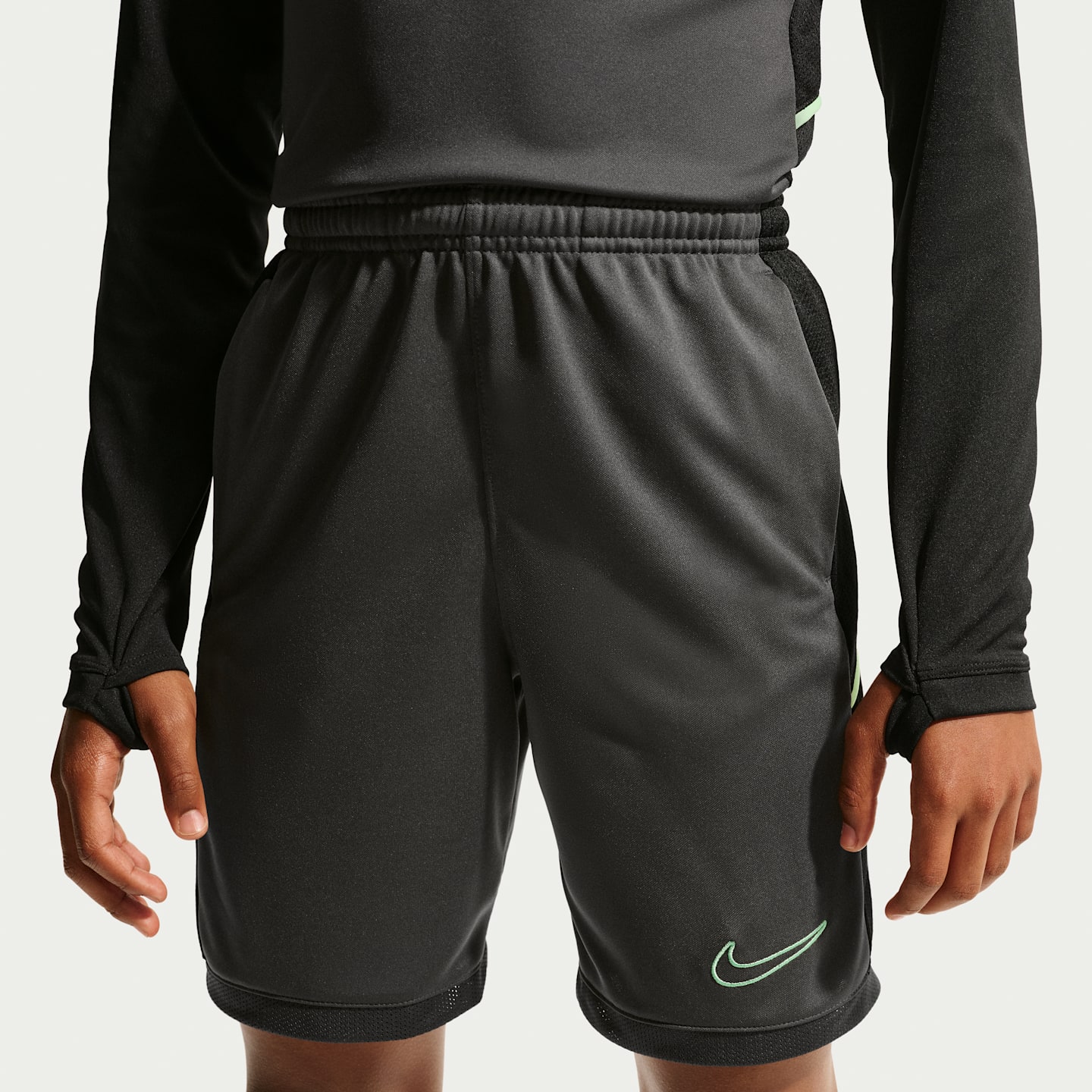 Детские футбольные трикотажные шорты Nike Academy Dri-FIT, цвет: Антрацитовый / Зелёный — фото 2