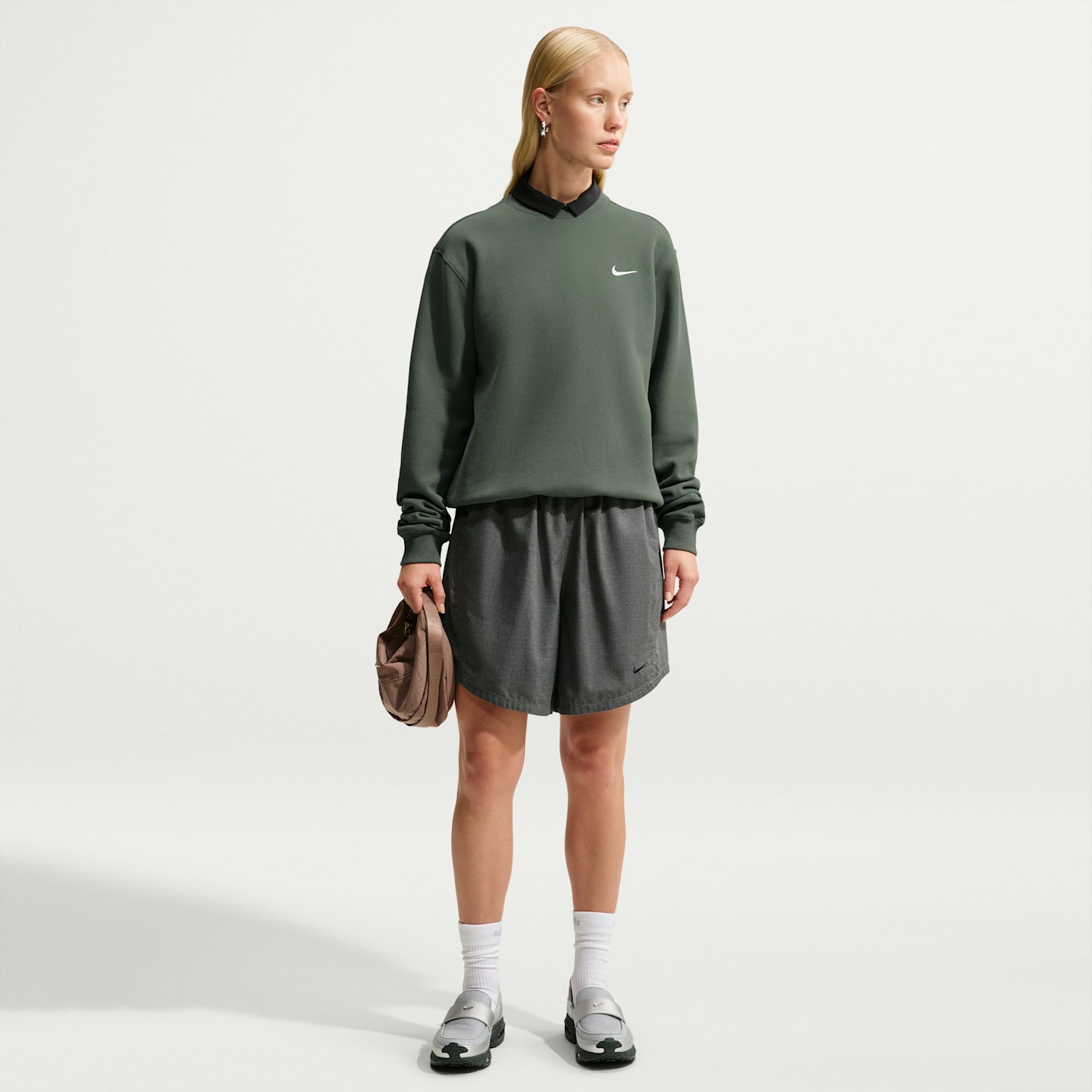Женский свитшот Nike Studio Fleece средней плотности, цвет: Камуфляжный зелёный / Молочный — фото 4