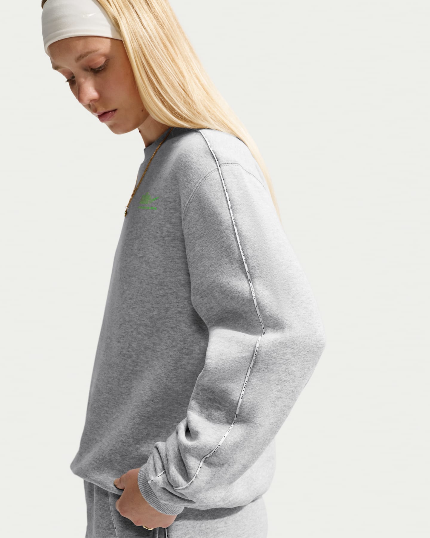 Женский свитшот Nike Studio Fleece Graphic Pack Athletic Department средней плотности, цвет: Серый меланжевый / Зелёный — фото 7