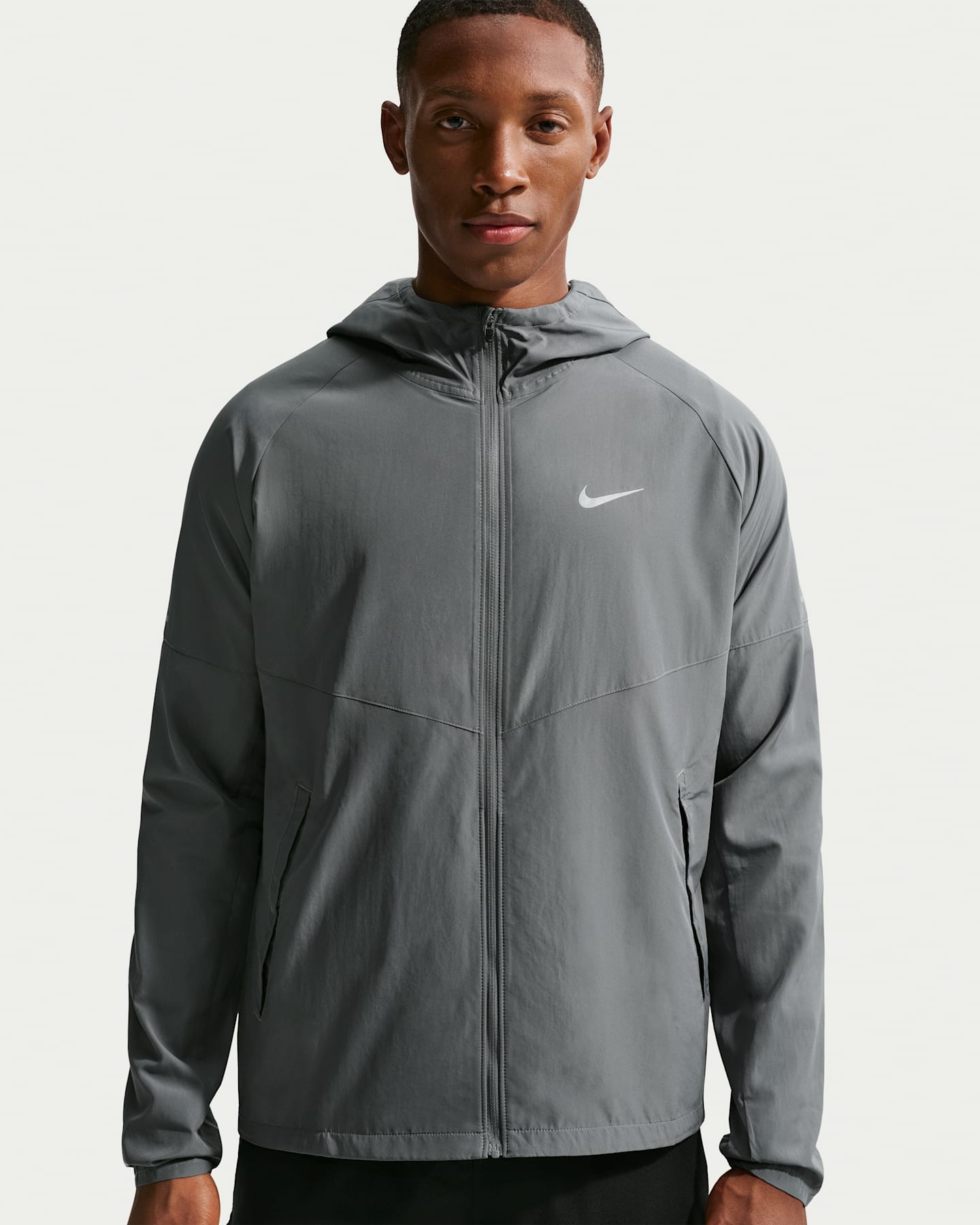 Мужская беговая куртка Nike Miler Repel, цвет: Дымчатый серый — фото 8