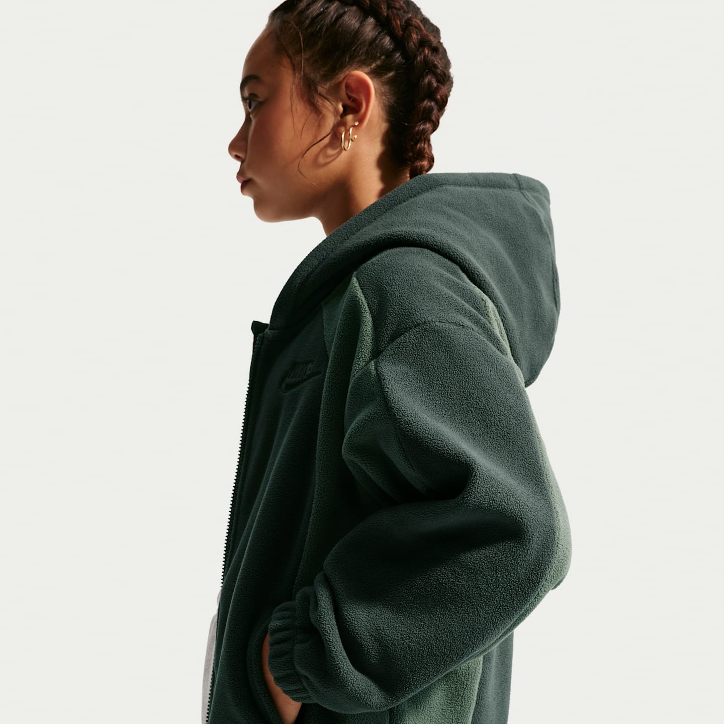 Детское утеплённое флисовое худи на молнии Nike Club, цвет: Чёрный еловый / Камуфляжный зелёный — фото 4