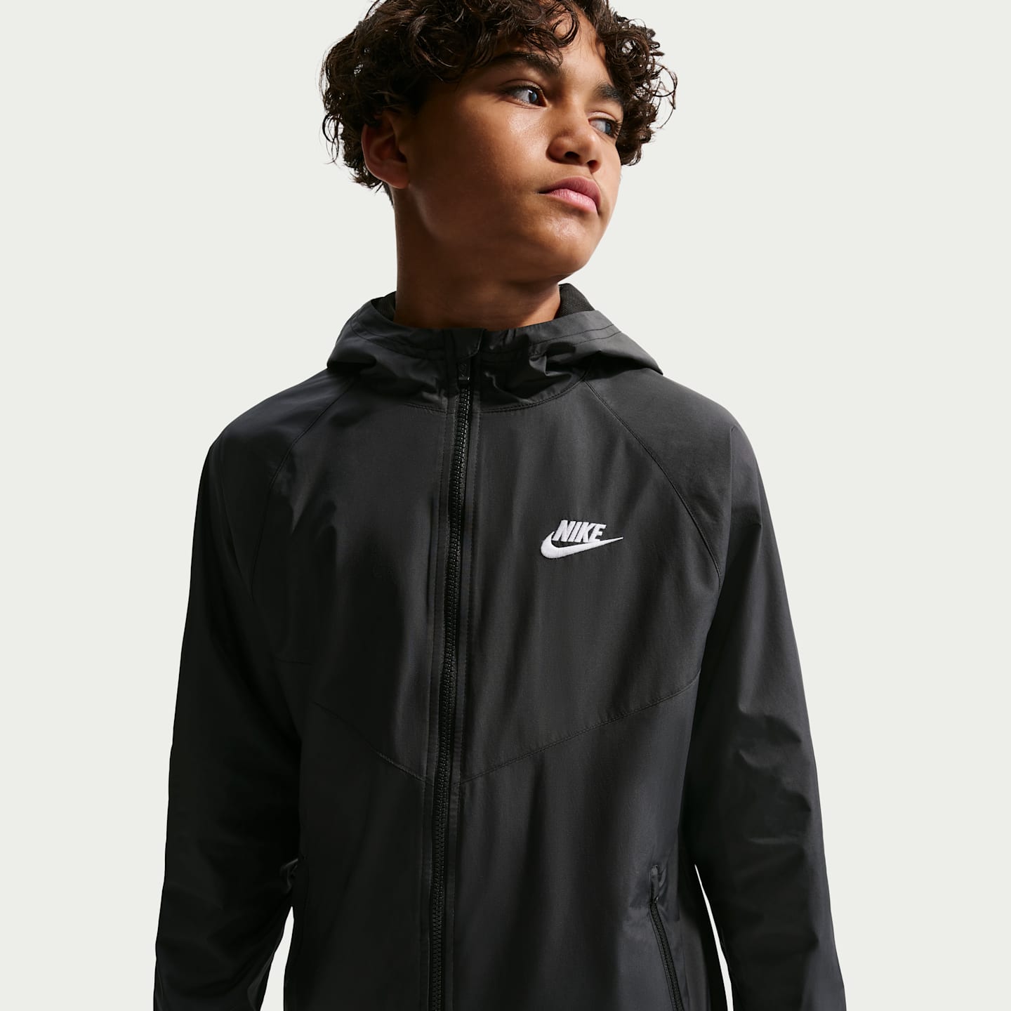 Детская куртка Nike Sportswear Windrunner Hooded Repel, цвет: Чёрный / Белый — фото 3