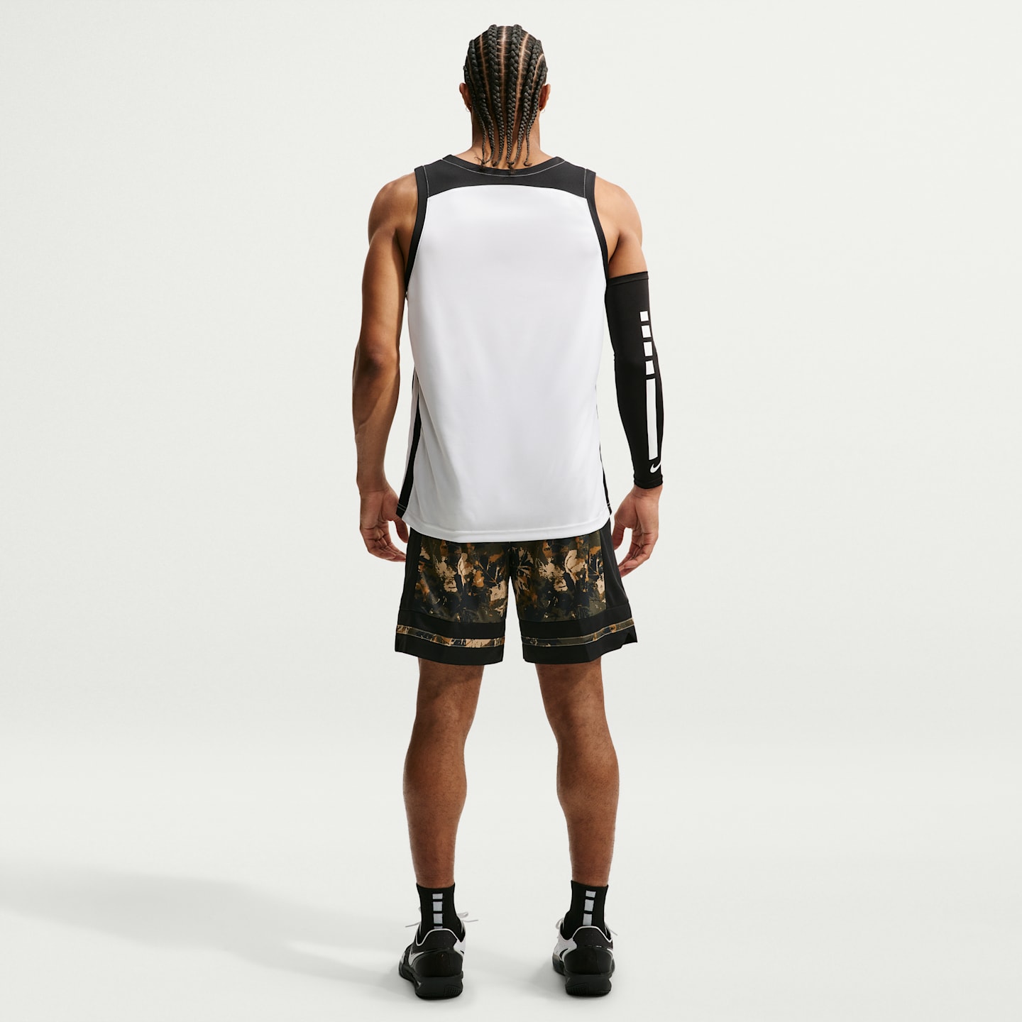 Мужские баскетбольные шорты 8" Nike Classic Dri-FIT, цвет: Бежевый / Чёрный — фото 5
