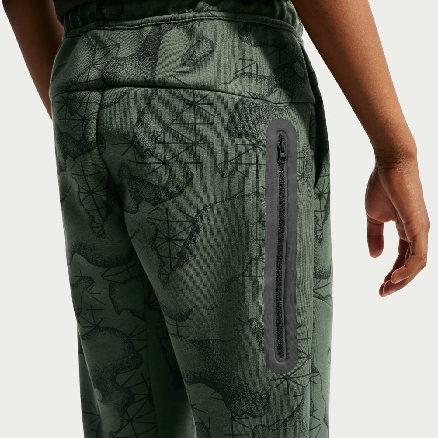 Брюки Nike Tech Fleece Joggers для мальчиков, цвет: Камуфляжный зелёный / Чёрный — фото 3