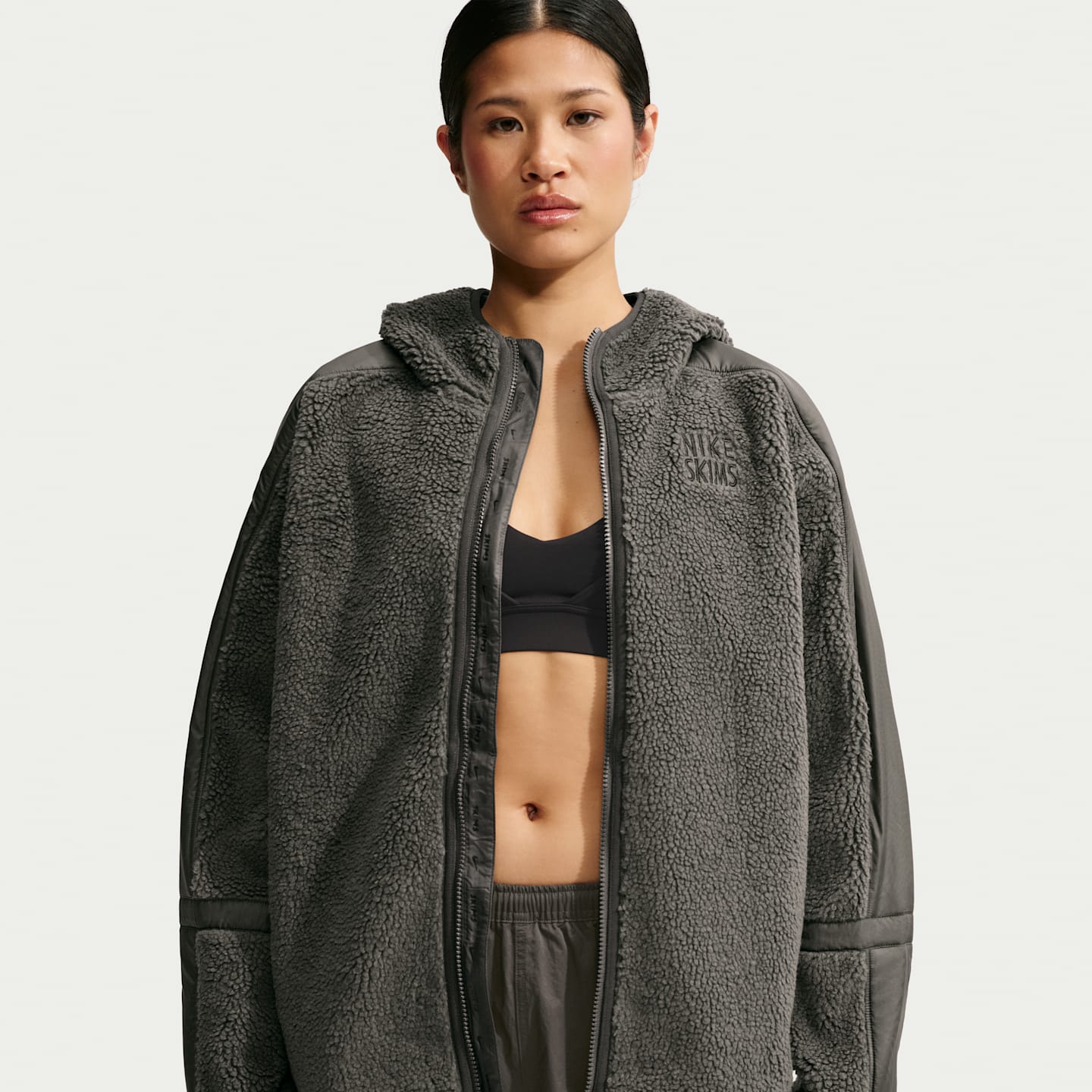 Женская куртка NikeSKIMS Sherpa Oversized Full-Zip Hooded, цвет: Обсидиановый — фото 1