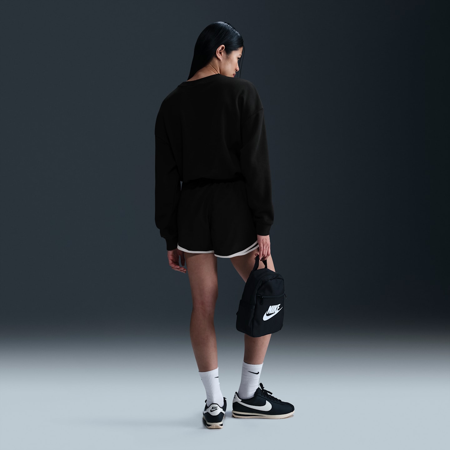 Женский свободный свитшот Nike Sportswear Club Fleece, цвет: Чёрный / Белый — фото 5