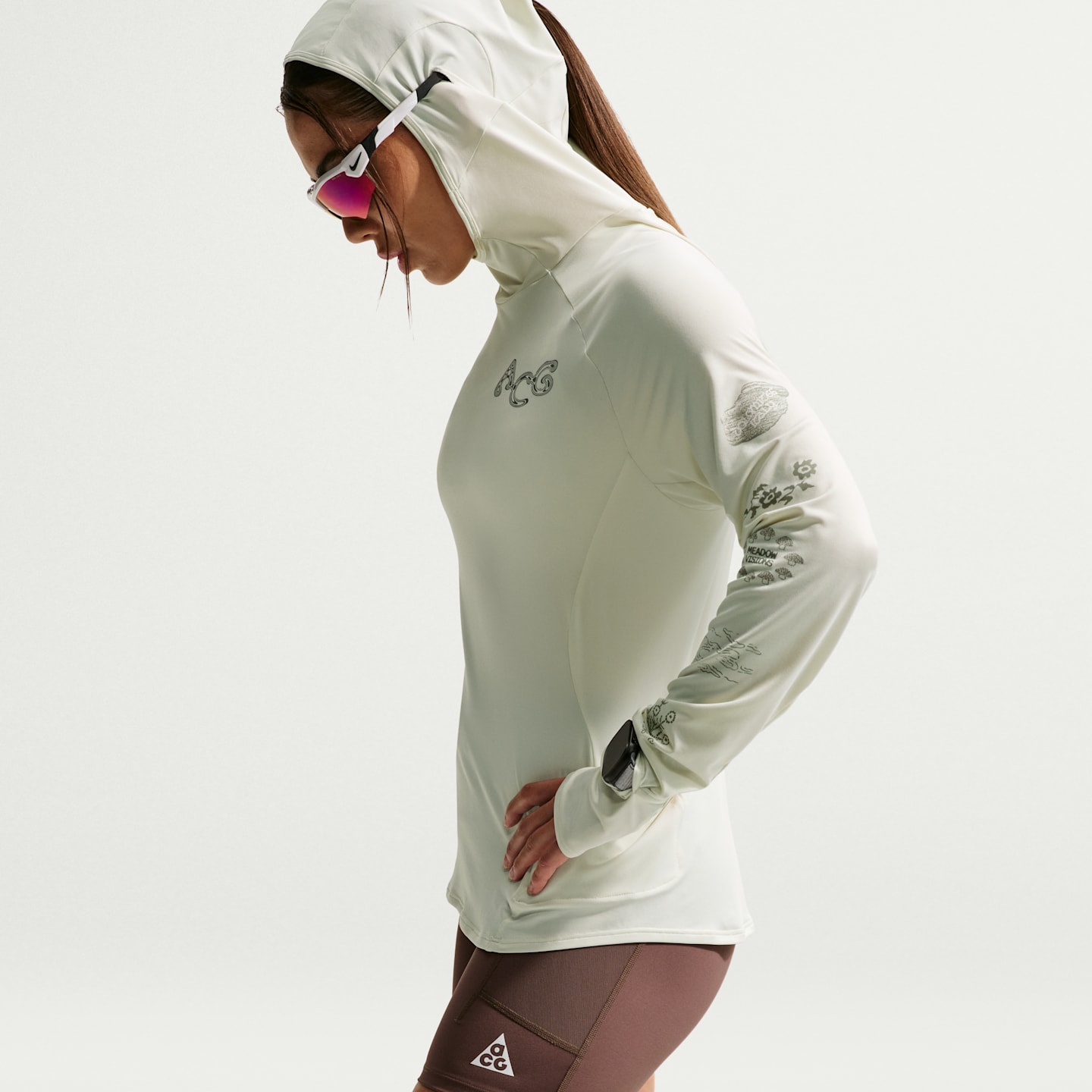 Женский топ Nike ACG "Solar Chase" Dri-FIT UV Protection Hooded Trail Running Top, цвет: Морской / Чёрный еловый — фото 3