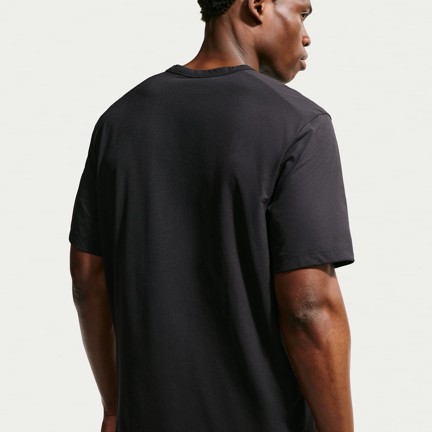 Мужская тренировочная футболка Nike Hyverse Dri-FIT с УФ-защитой, цвет: Чёрный / Антрацитовый — фото 2