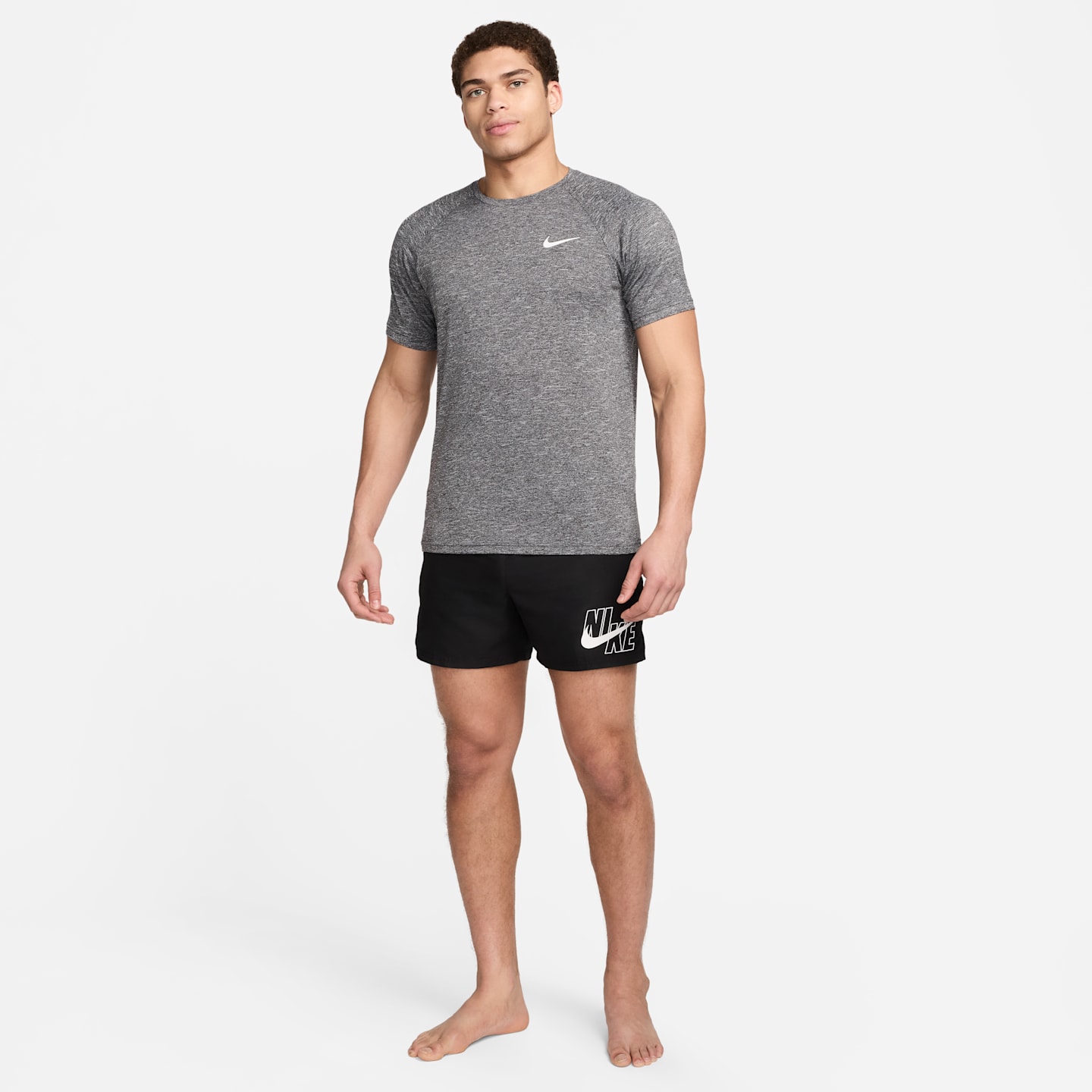Мужская плавательная футболка Nike Swim Hydroguard Essential Dri-FIT UV с коротким рукавом, цвет: Чёрный — фото 7