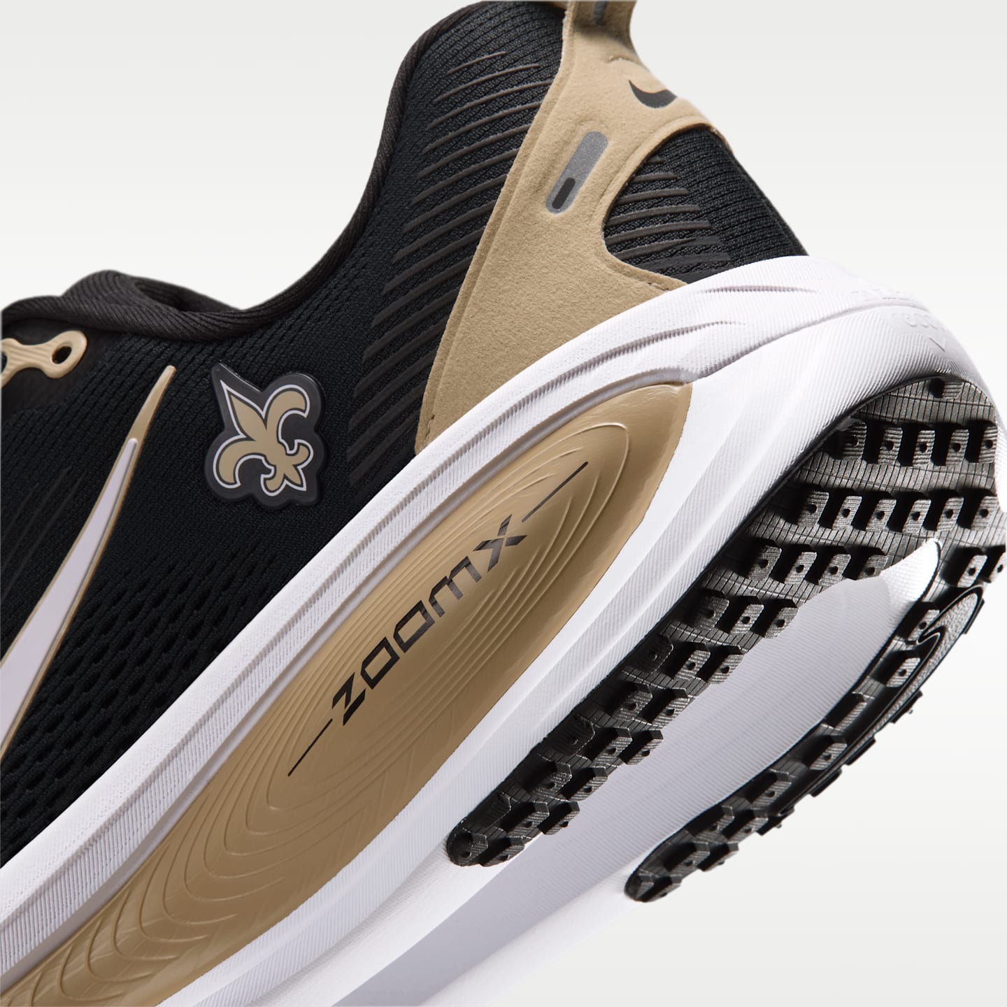 Мужские кроссовки Nike Vomero 18 (New Orleans Saints) NFL Road Running, цвет: Чёрный / Золотой — фото 8