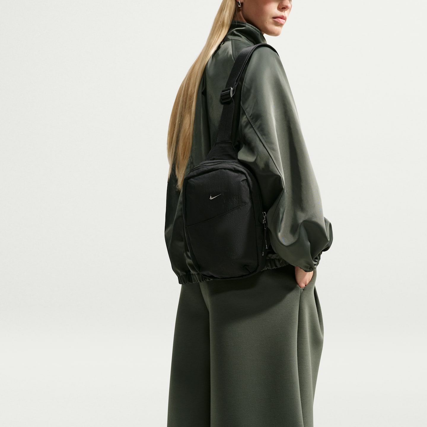 Женская сумка Nike Aura Crossbody (5L), цвет: Чёрный / Графитовый — фото 8