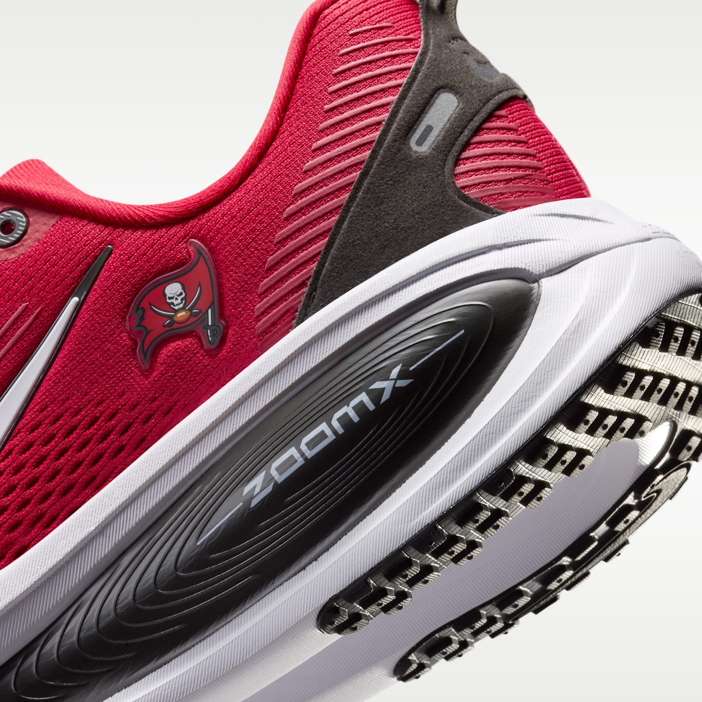 Мужские кроссовки Nike Vomero 18 (Tampa Bay Buccaneers) NFL Road Running, цвет: Красный / Оловянный — фото 8
