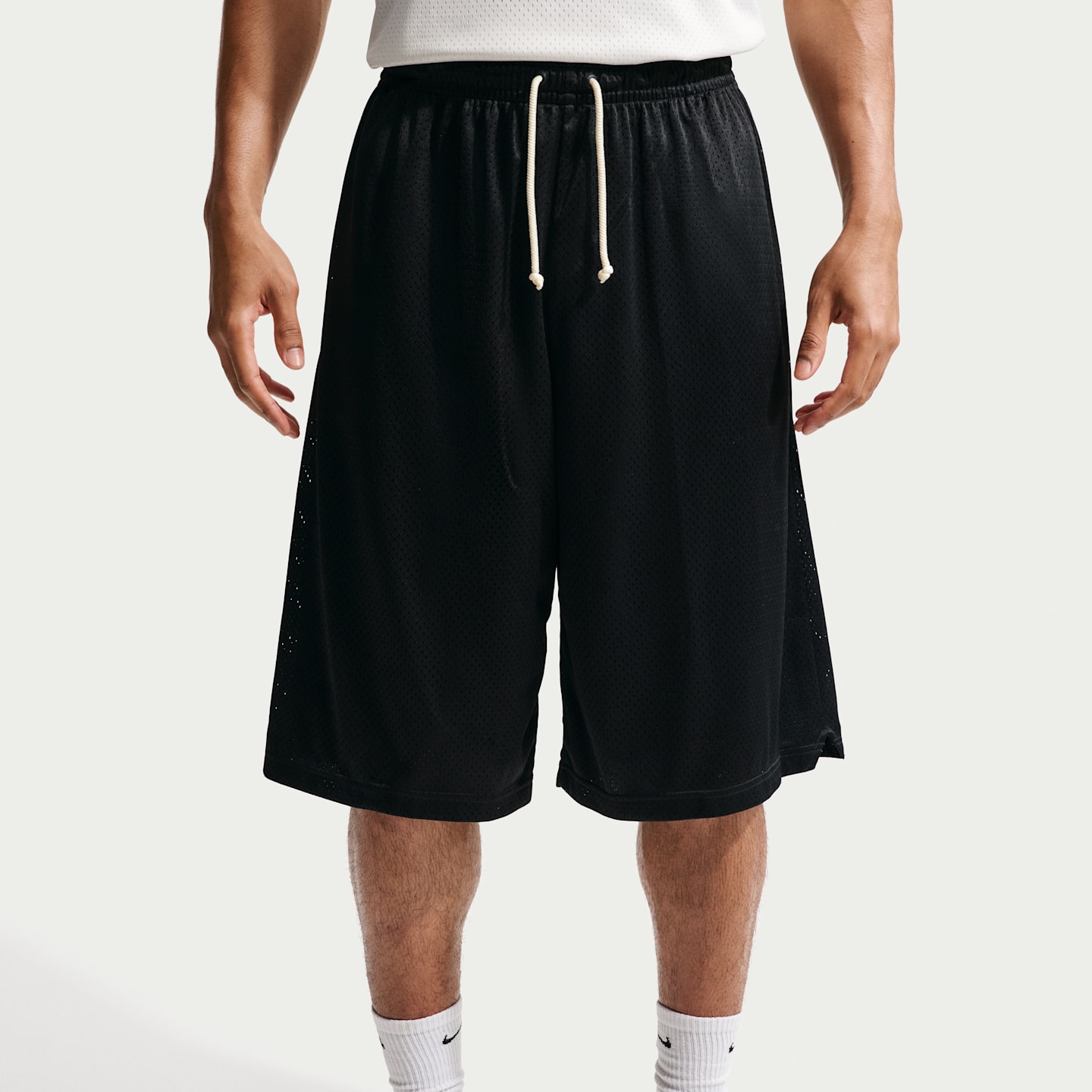 Мужские баскетбольные шорты Nike Standard Issue Dri-FIT 14" Practice из сетки, цвет: Чёрный / Бледная слоновая кость — фото 2
