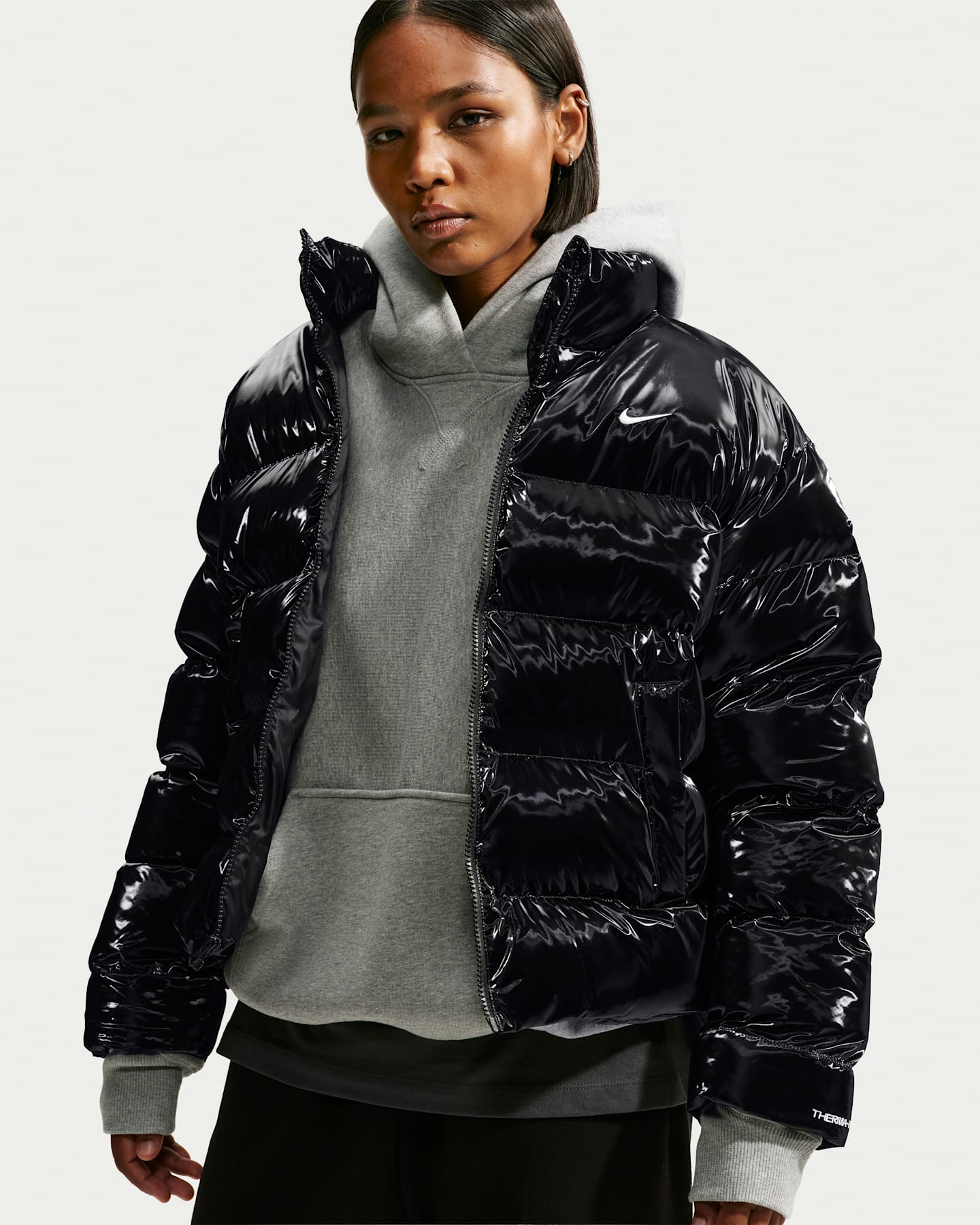 Женская свободная куртка Nike Sportswear Classic Gleamy Therma-FIT, цвет: Чёрный / Молочный — фото 6