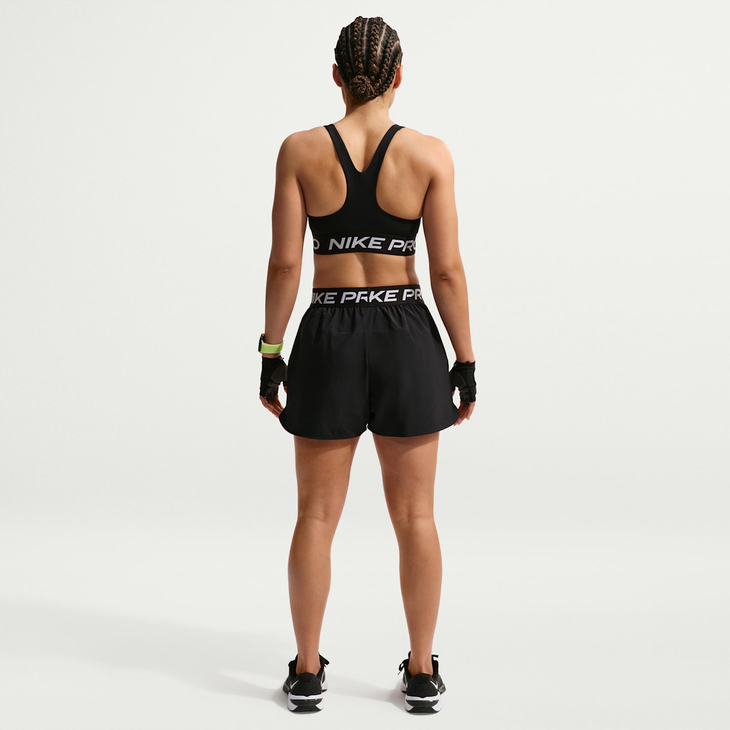 Спортивное бра Pro Non, уплотнённая чашка, лёгкая поддержка — Nike, цвет: Чёрный / Белый — фото 5