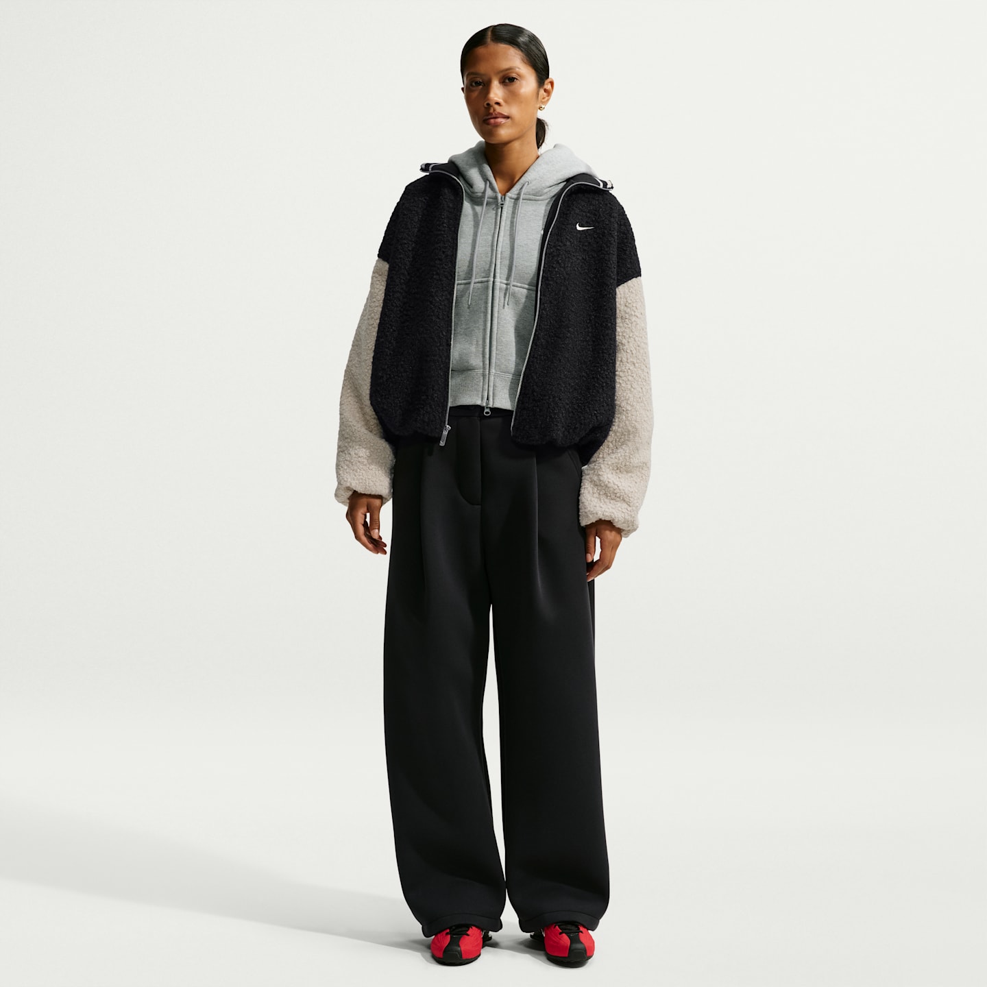 Женская куртка Nike Sportswear из флиса с длинным ворсом оверсайз, цвет: Чёрный / Кремовый — фото 4