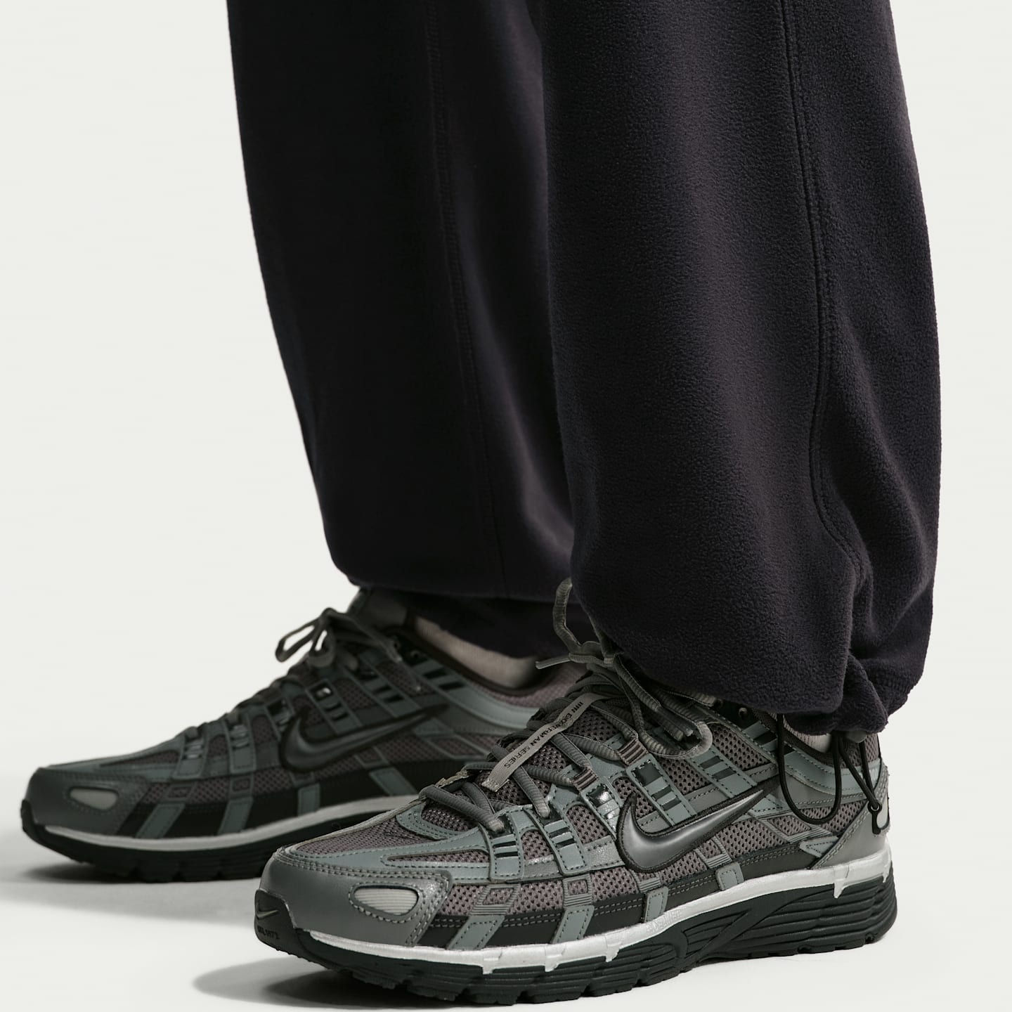 Мужские брюки Nike Club Therma-FIT, цвет: Чёрный / Белый — фото 6