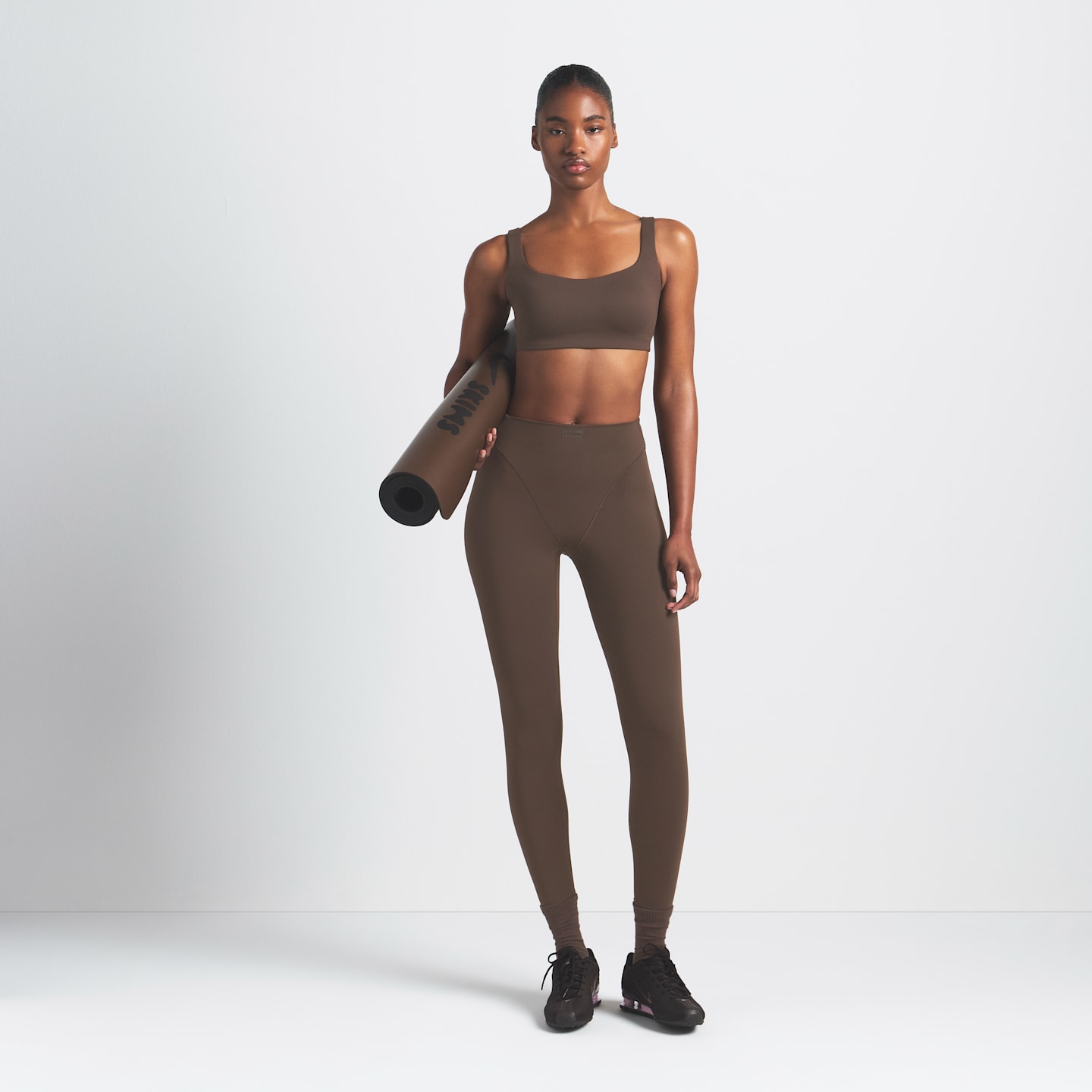 Женские легинсы NikeSKIMS Matte с высокой талией и V-образной линией, 26, цвет: Тёмный сепия — фото 5