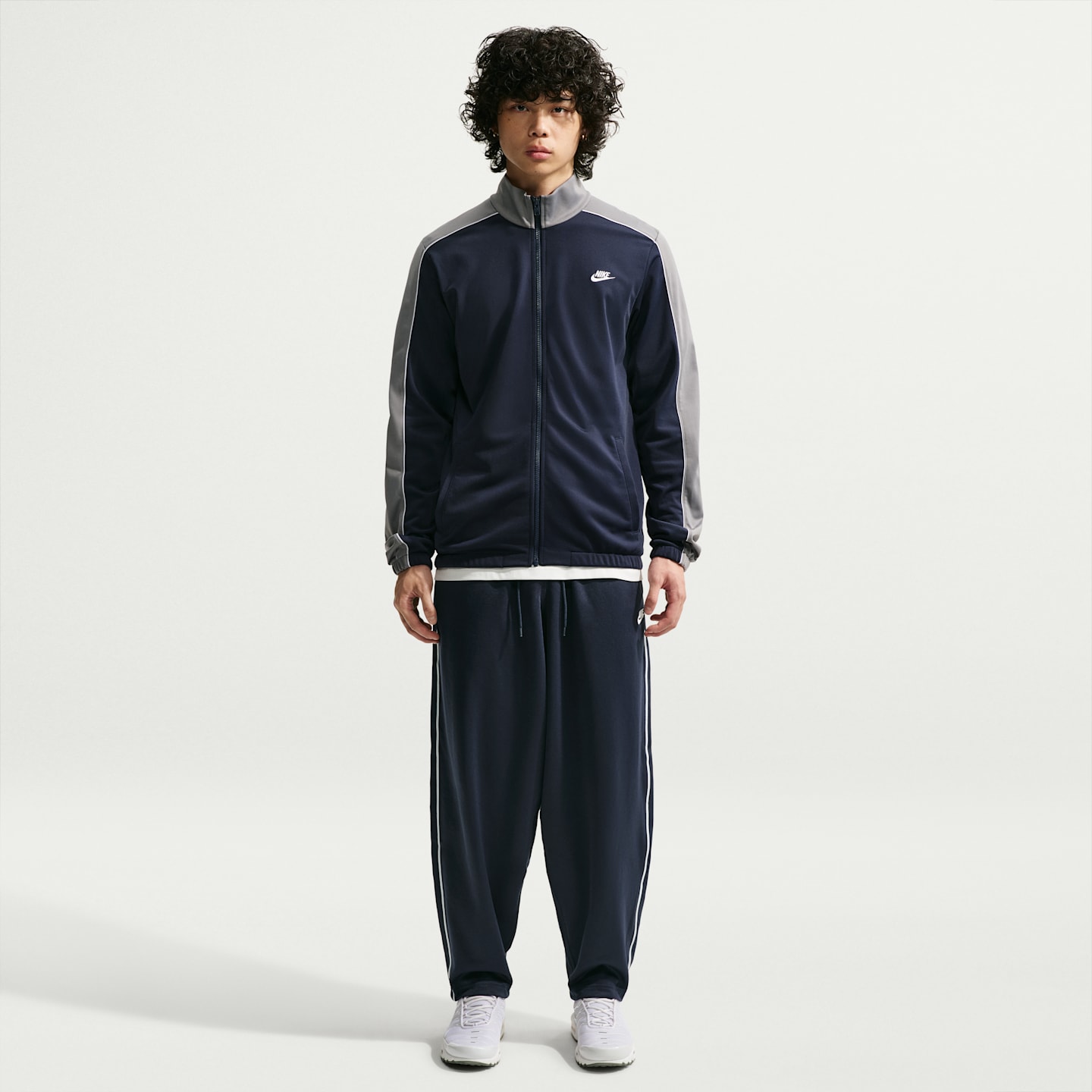 Мужские брюки Nike Sportswear Club Oversized Knit Track Pants, цвет: Обсидиановый / Белый — фото 1