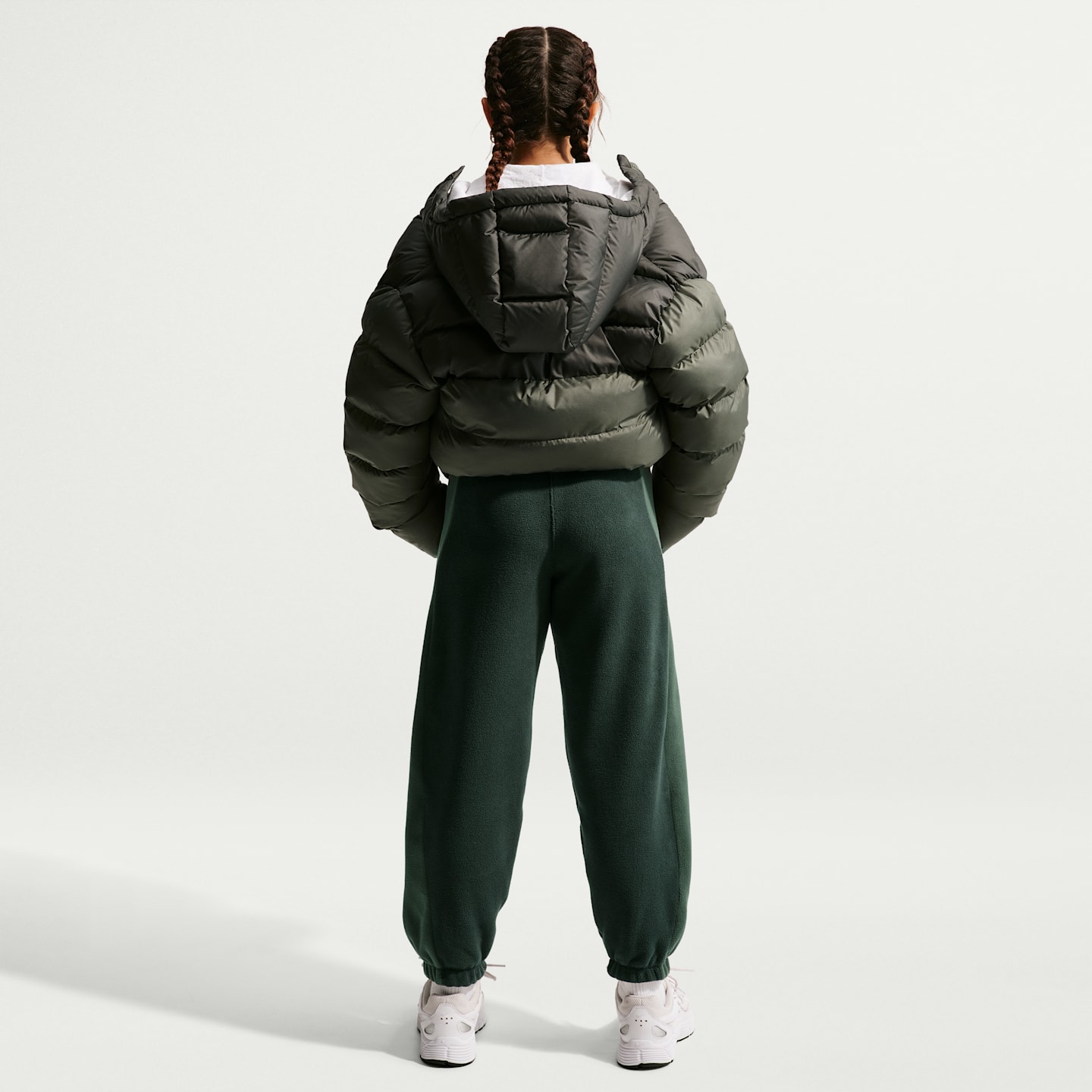 Детские утеплённые флисовые джоггеры Nike Club, цвет: Чёрный еловый / Камуфляжный зелёный — фото 7