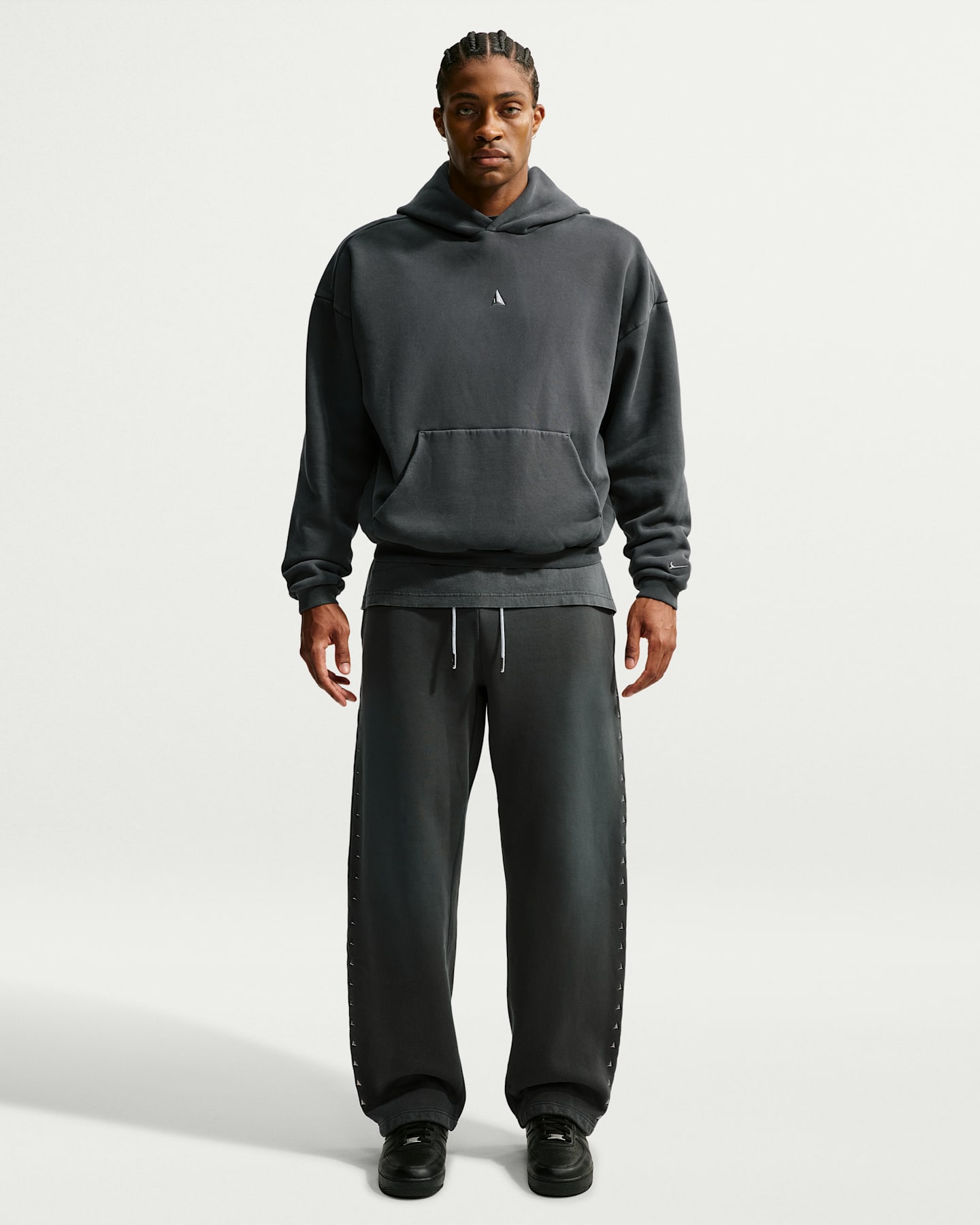 Мужские флисовые баскетбольные брюки Nike Ja Standard Issue Therma-FIT, цвет: Чёрный еловый / Ледяной серебряный — фото 11