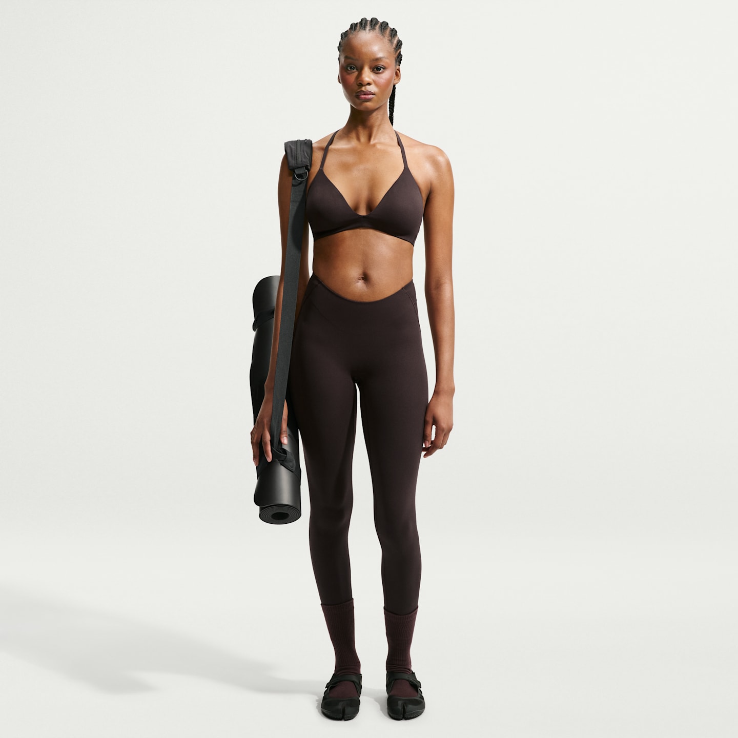 Женский спортивный бюстгальтер NikeSKIMS Studio Stretch треугольной формы, цвет: Кофейный — фото 4