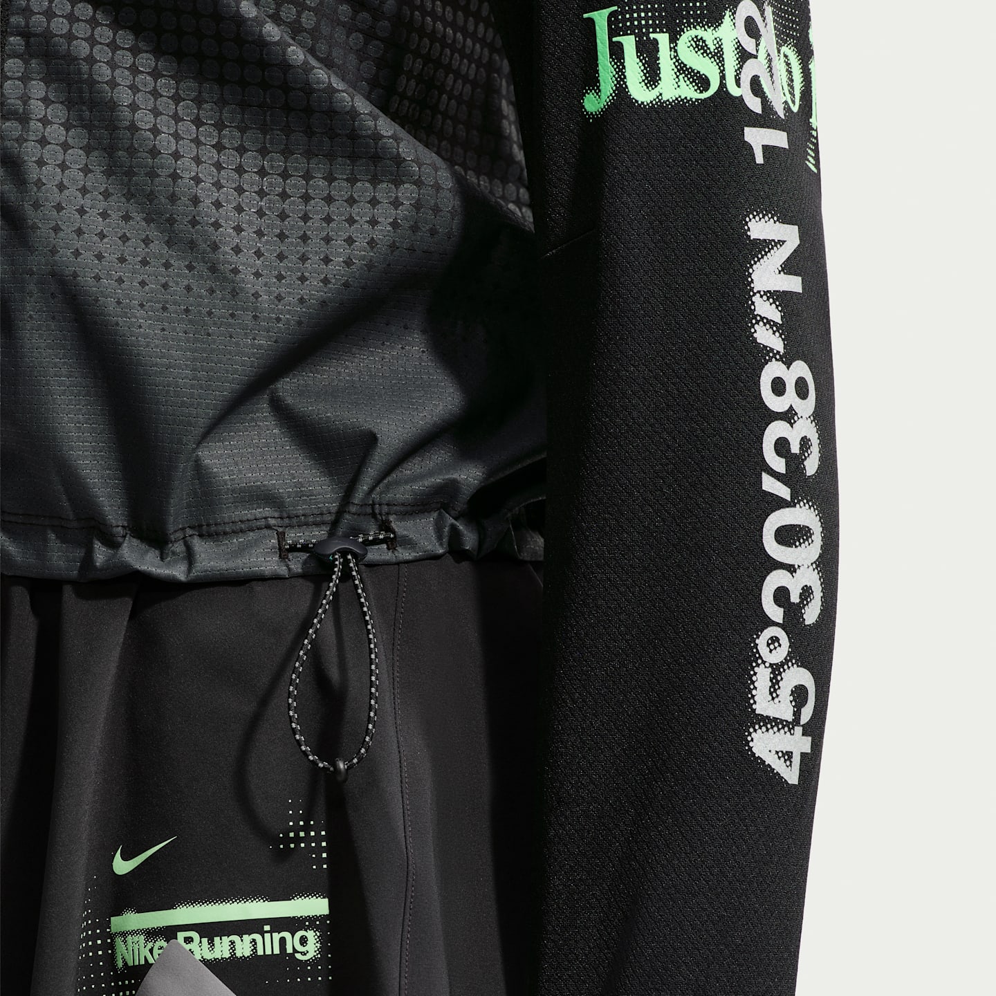 Женский беговой лонгслив Nike Swift, цвет: Чёрный / Железный серый — фото 6
