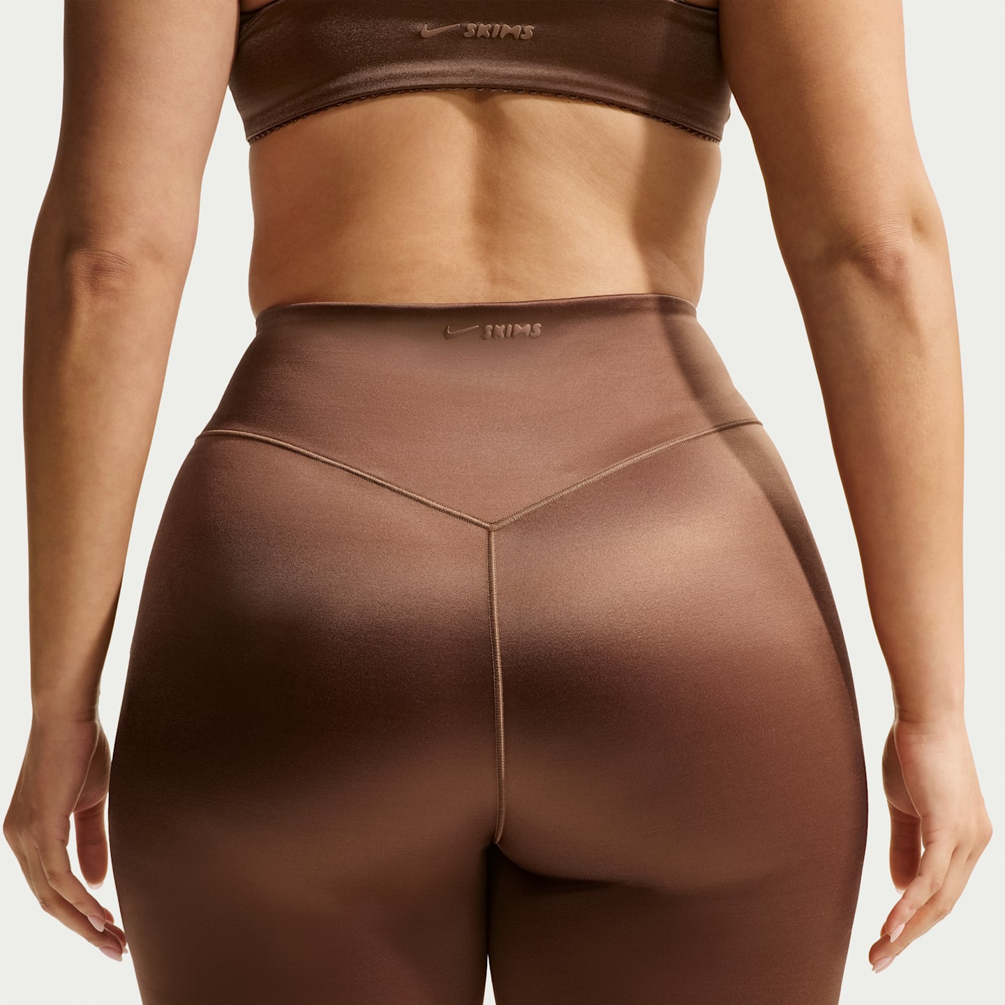 Женские леггинсы NikeSKIMS Satin Shine High-Waisted Bonded 26" Leggings, цвет: Коричневый — фото 9