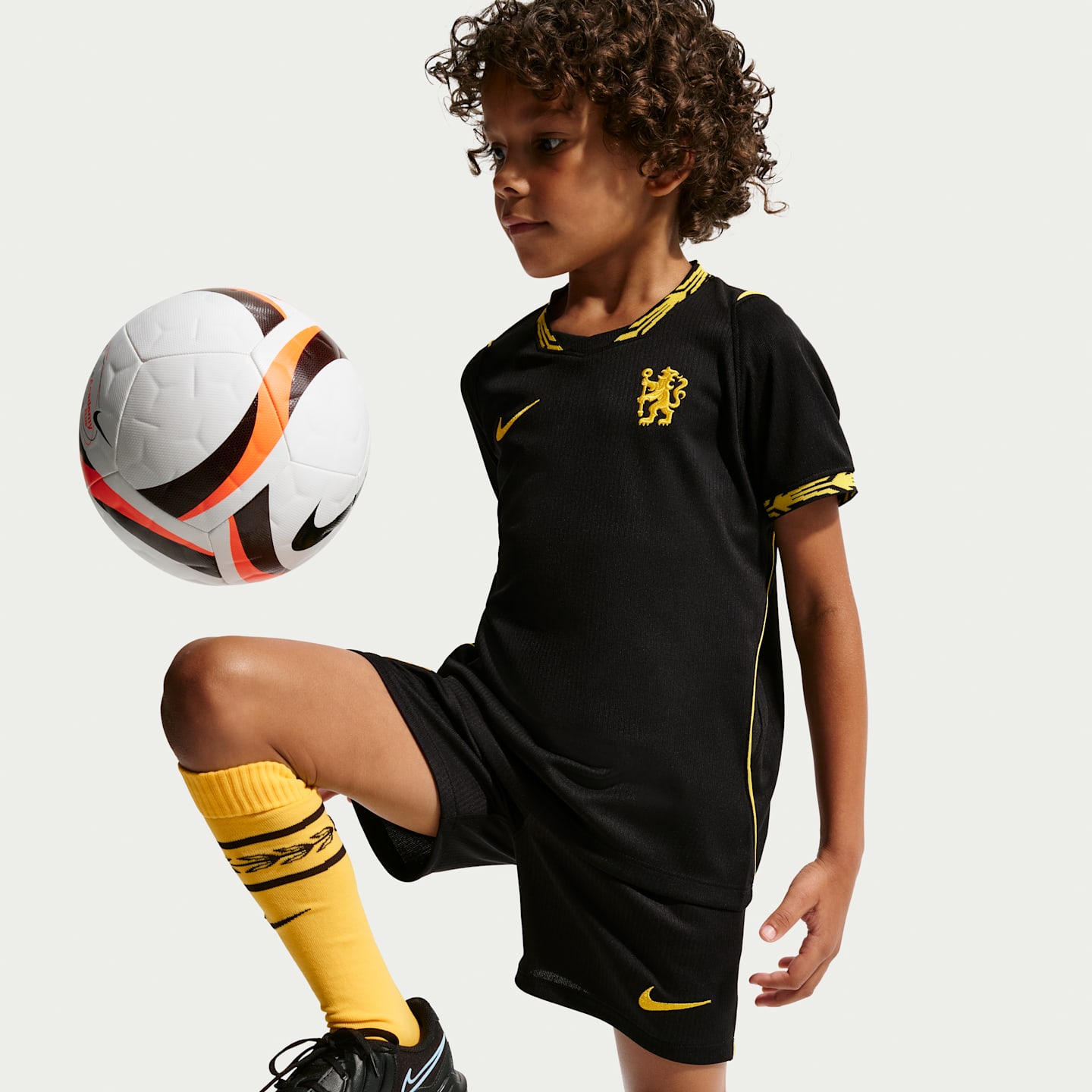Детский футбольный комплект Nike Chelsea FC 2026/27 Stadium Away из 3 предметов, цвет: Чёрный / Золотой — фото 6
