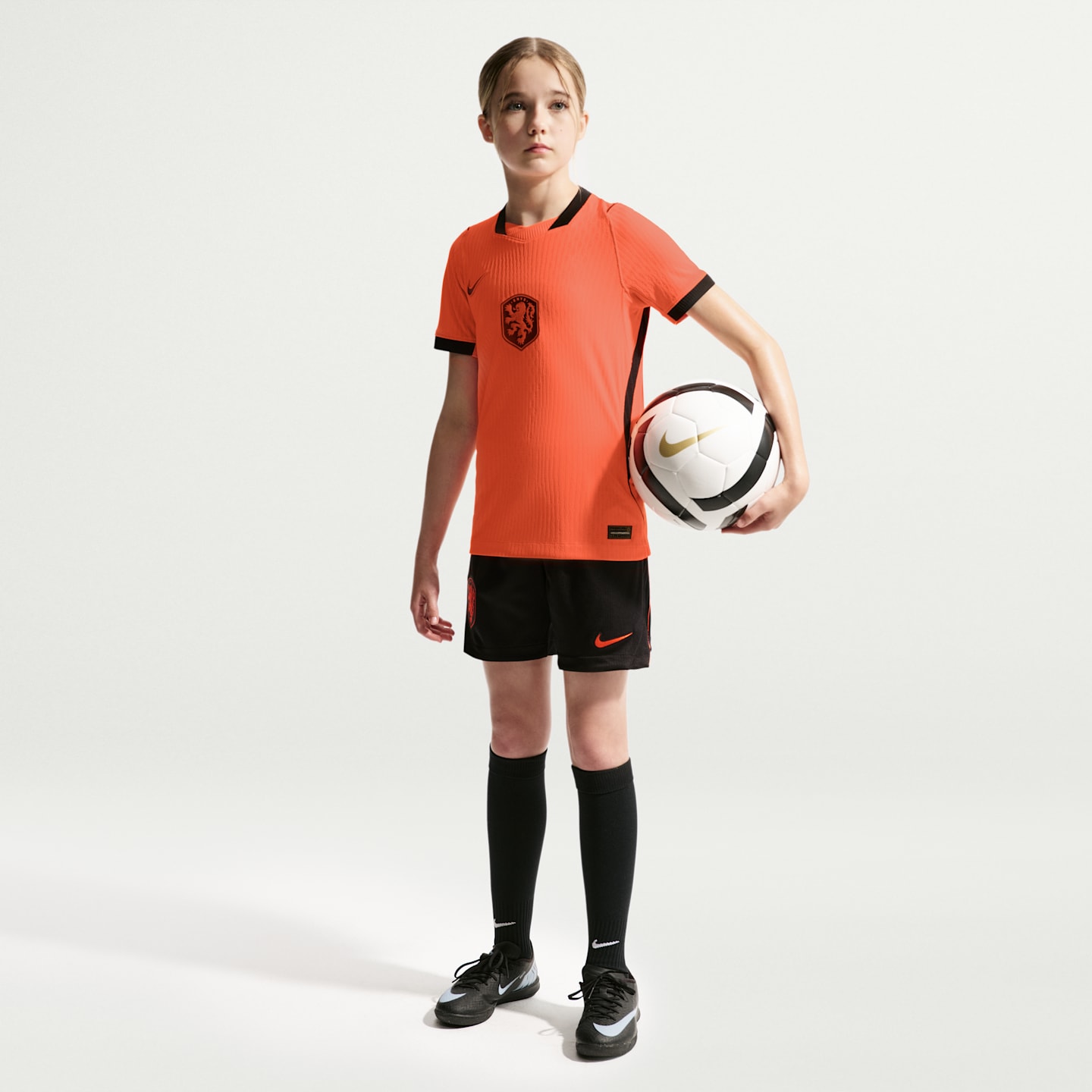 Детский топ Nike Netherlands National Team 2026 Match Home Aero-FIT Soccer Jersey, цвет: Малиновый / Чёрный — фото 6