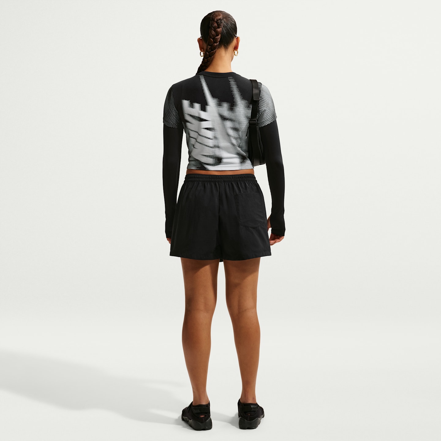 Женская юбка-шорты Nike Sportswear со средней посадкой, цвет: Чёрный / Молочный — фото 5
