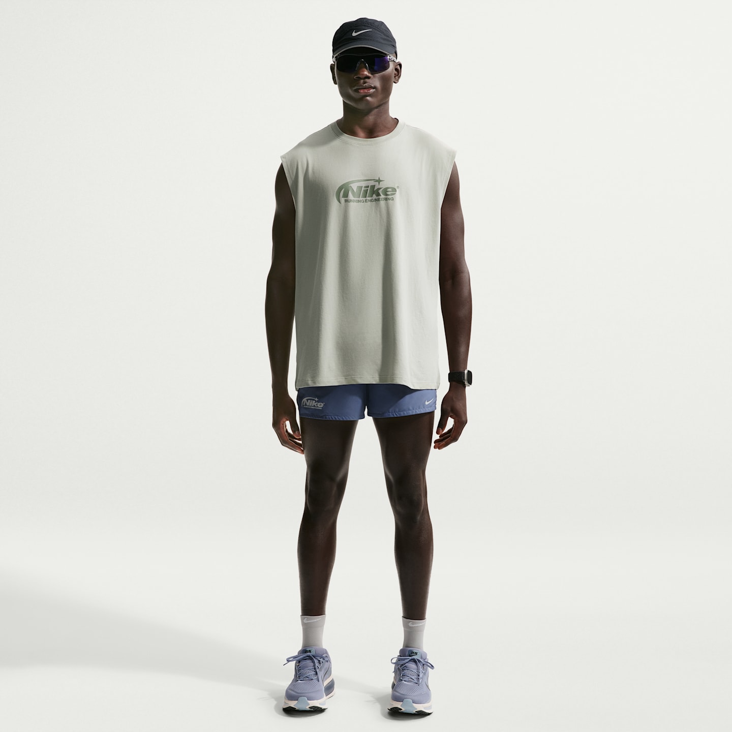 Мужская беговая футболка Nike Dri-FIT без рукавов, цвет: Еловый туманный / Серебряный шалфейный — фото 4
