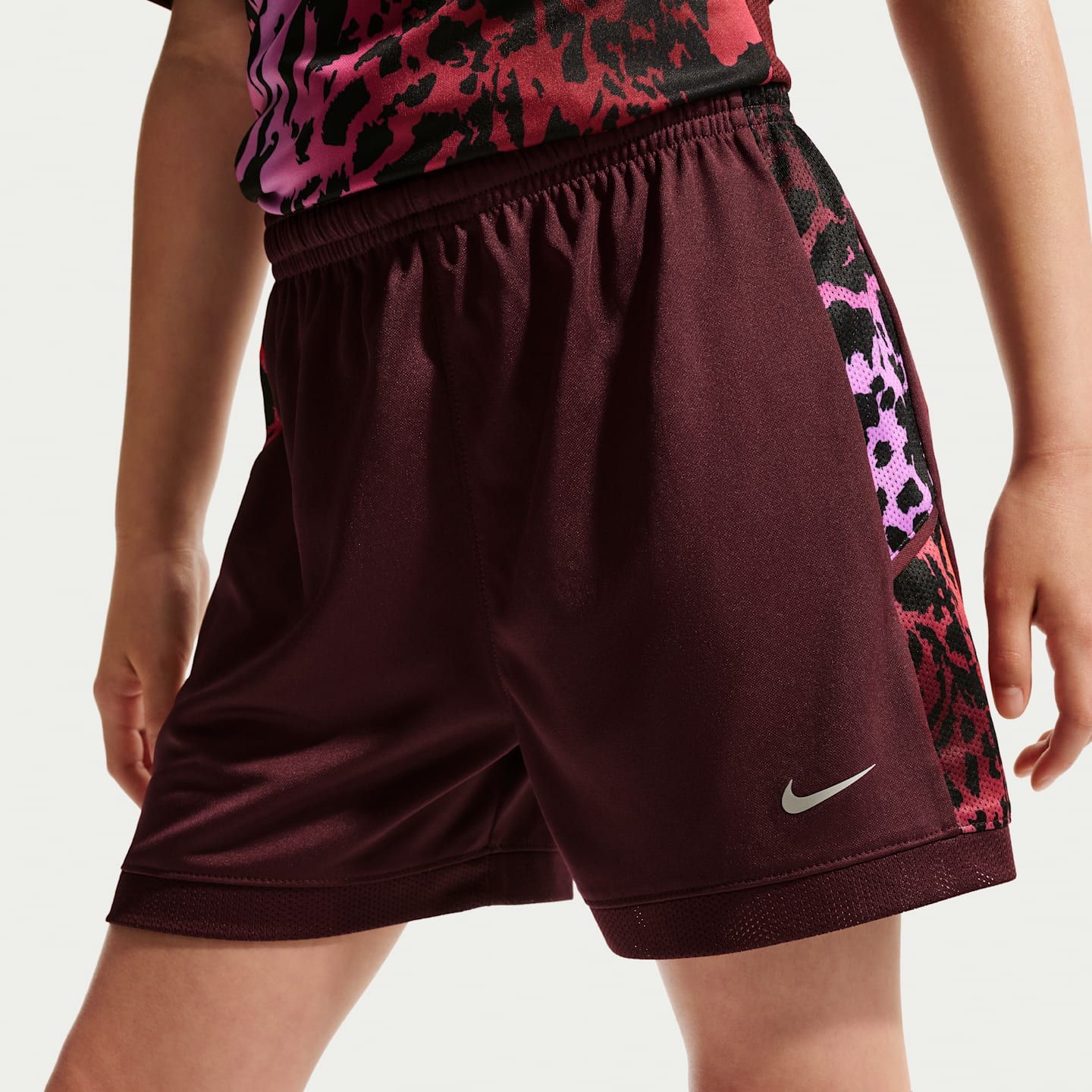 Детские футбольные шорты Nike United Academy Dri-FIT для девочек, 4, цвет: Бордовый / Разноцветный — фото 2