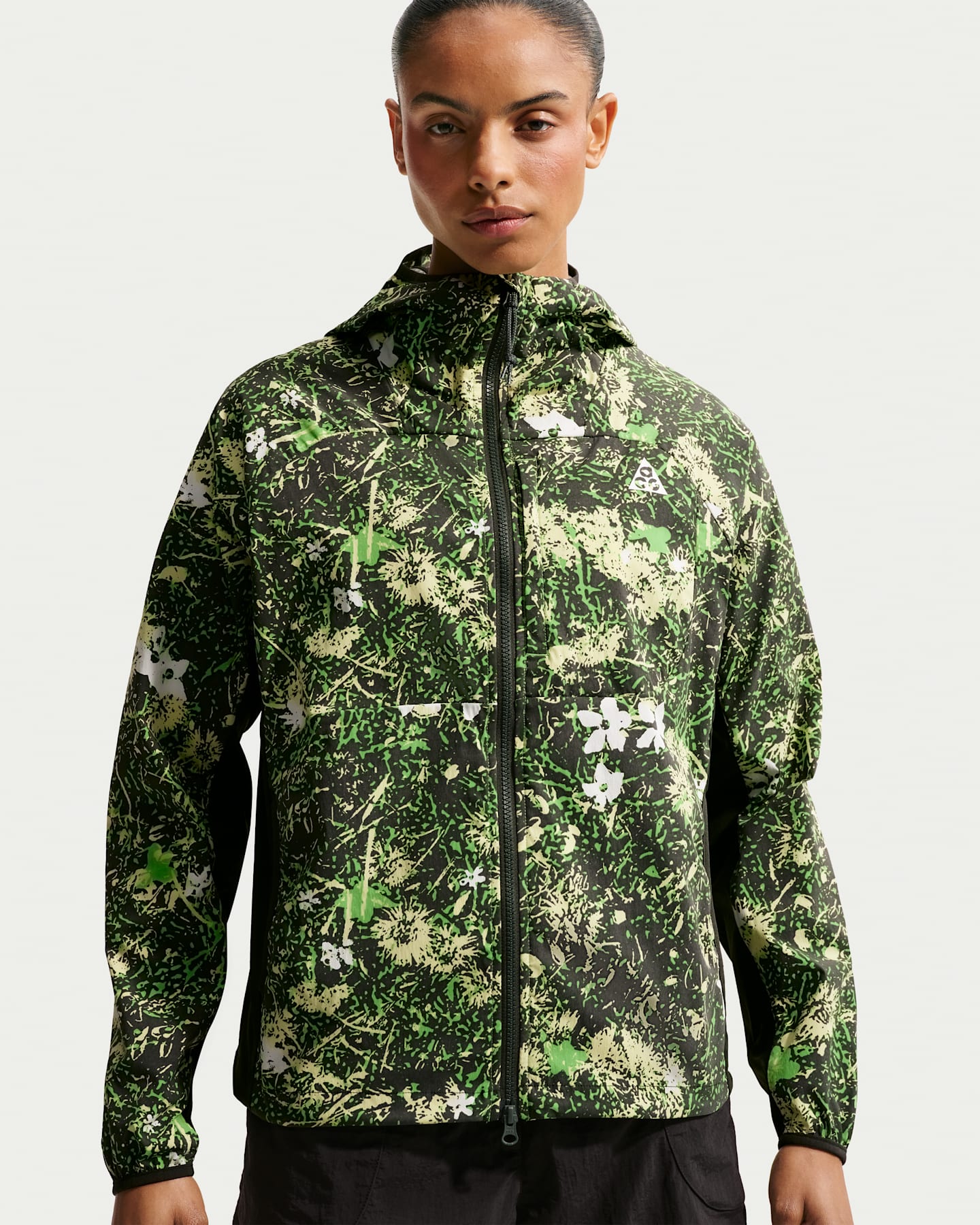 Женская куртка Nike ACG Five Towers UV Protection, цвет: Чёрный еловый / Лаймовый — фото 10