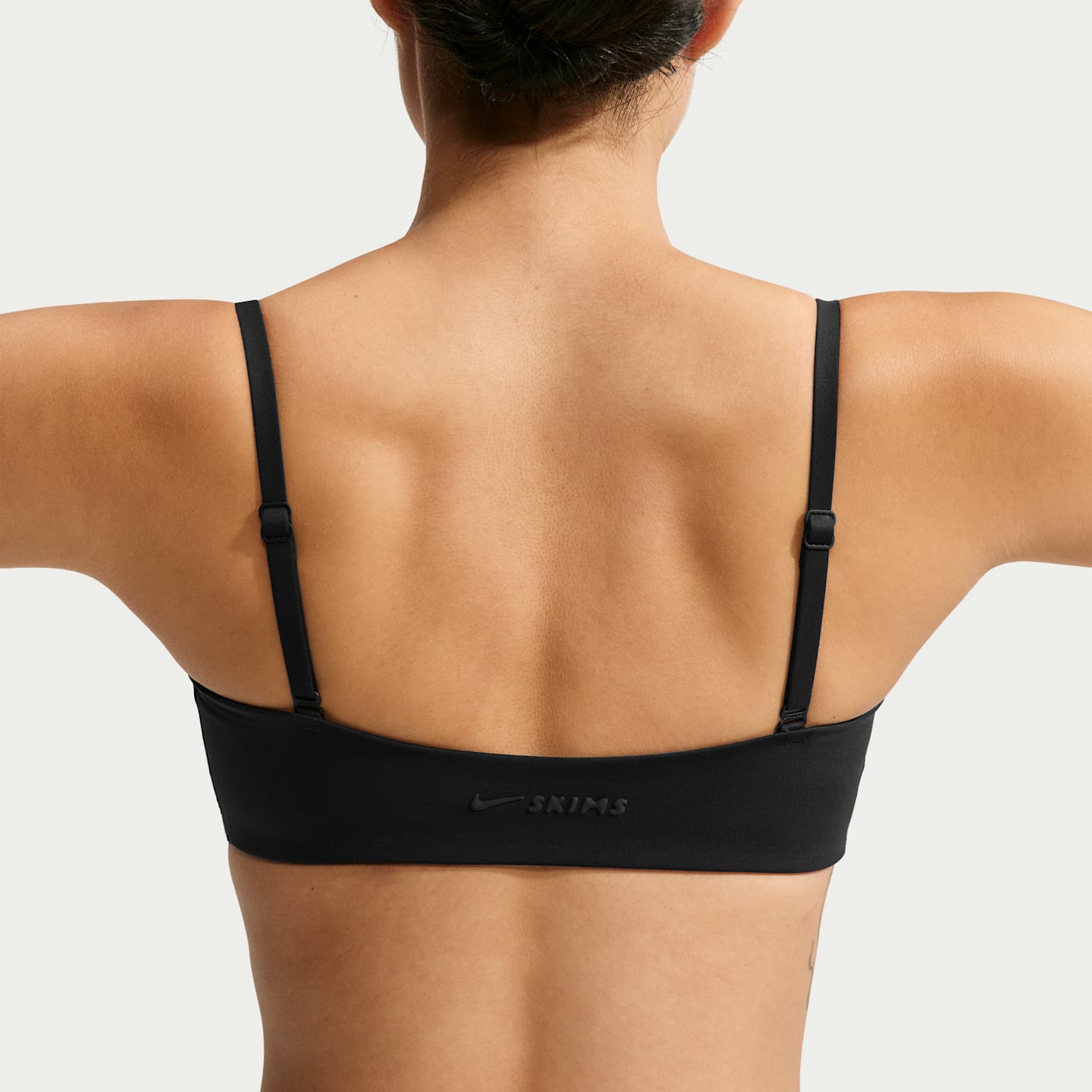 Женские спортивные бра NikeSKIMS Matte Balconette Bra, цвет: Обсидиановый — фото 2
