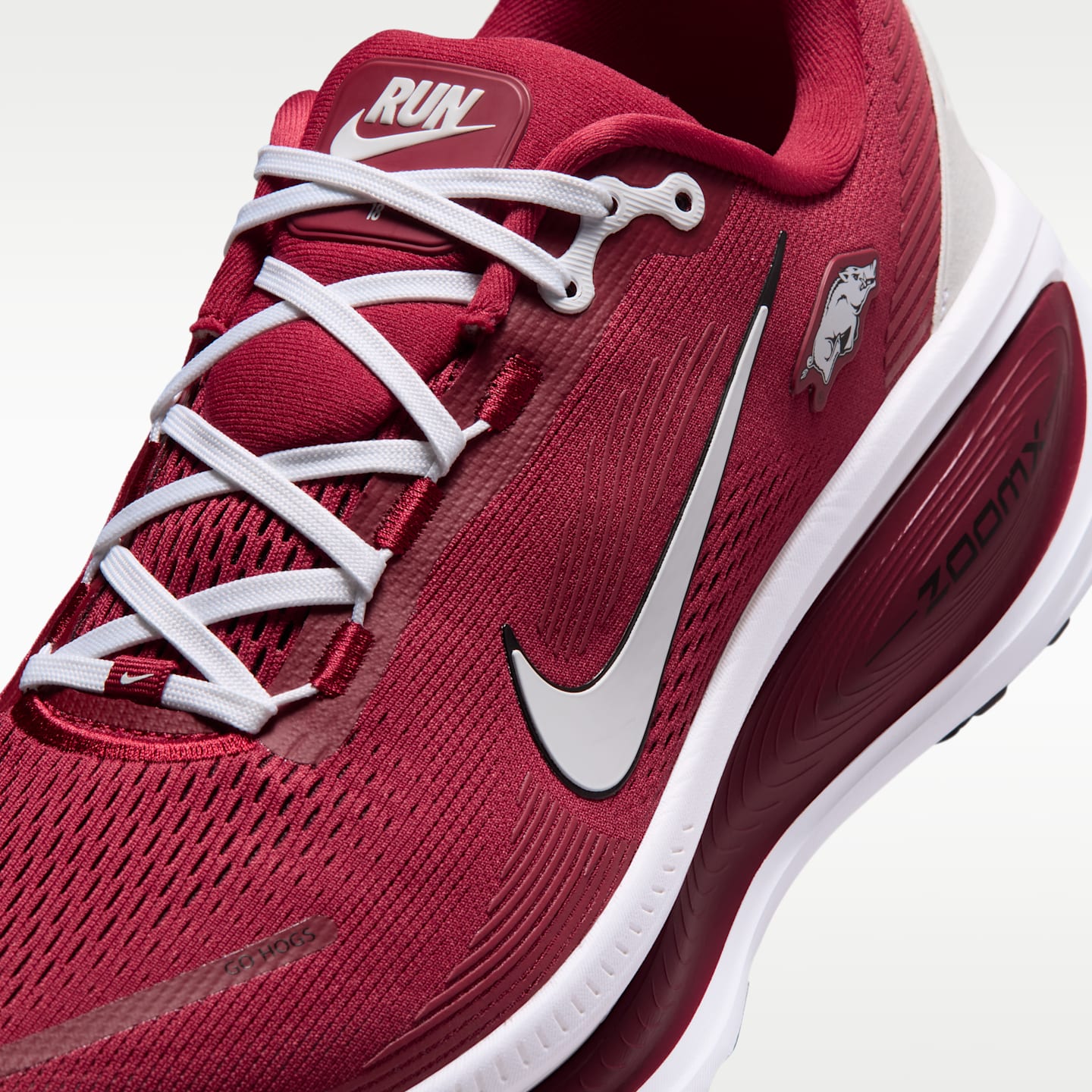 Мужские кроссовки Nike College Vomero 18 (Arkansas) Road Running, цвет: Малиновый / Чёрный — фото 7