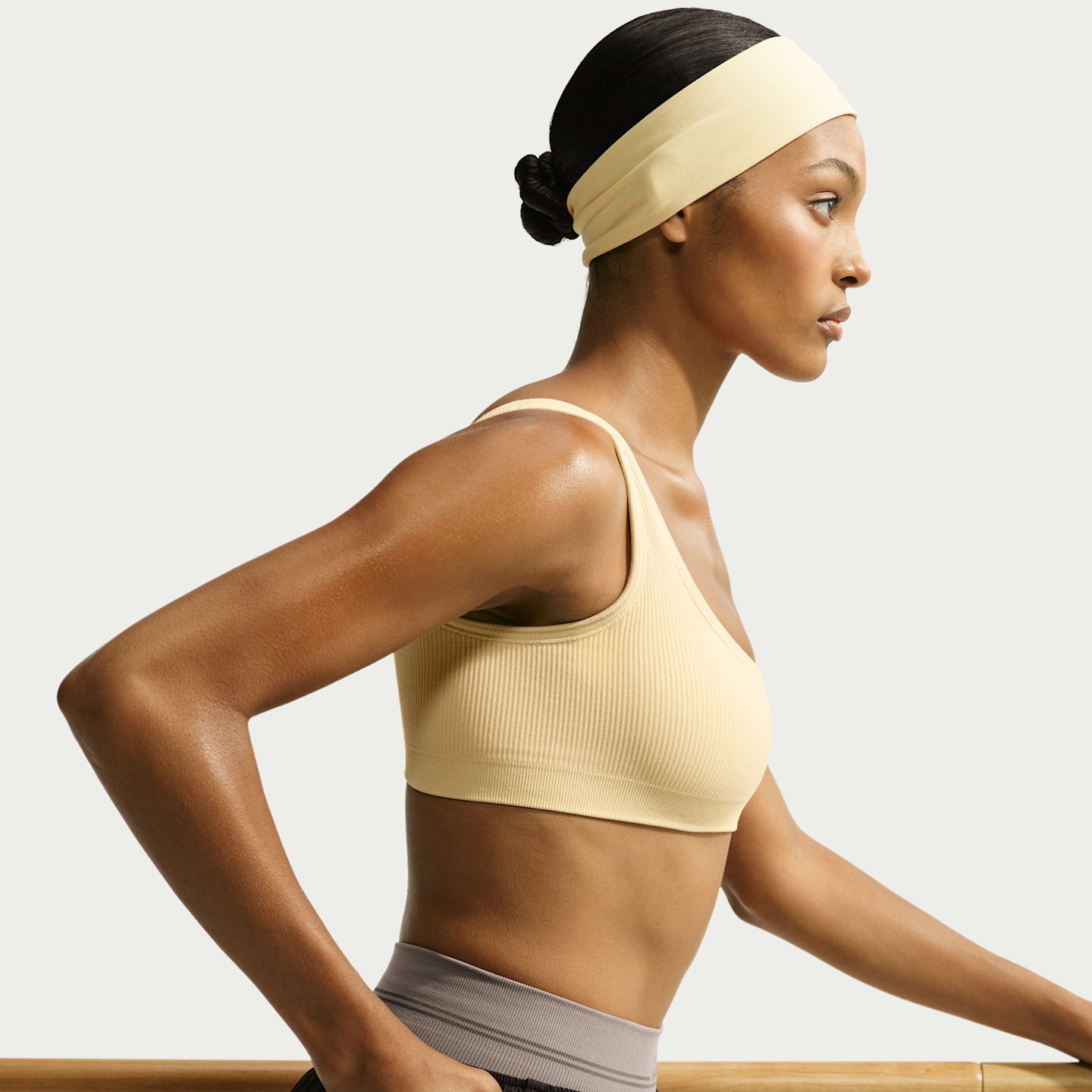 Женский бюстгальтер NikeSKIMS Ribbed Seamless Micro-Scoop, цвет: Лимонный — фото 3